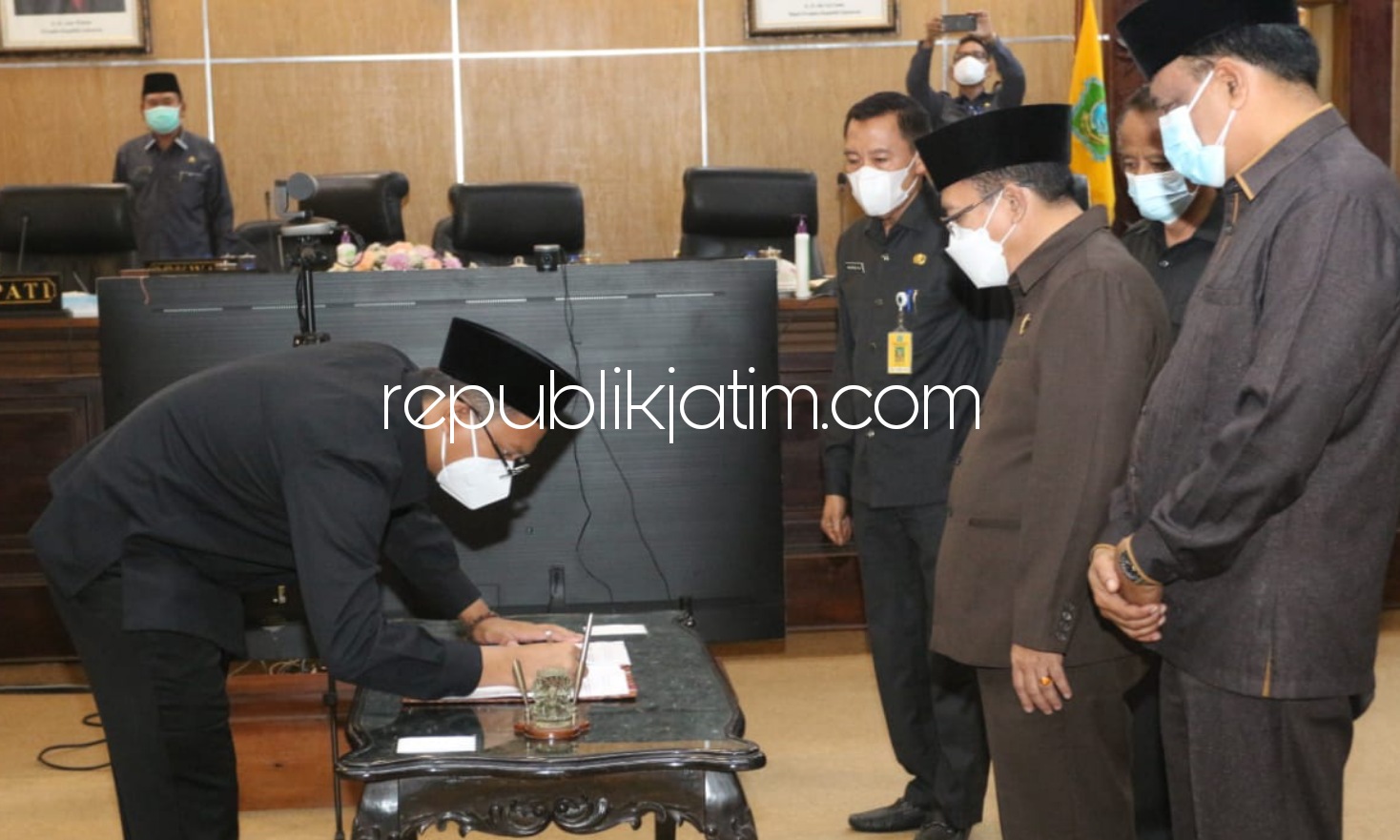 SETUJUI - Bupati Sidoarjo, Ahmad Muhdlor Ali (Gus Muhdlor) menandatangani persetujuan Raperda RPJMD 2021 - 2026 bersama para pimpinan DPRD Sidoarjo saat paripurna, Sabtu (24/07/2021). 