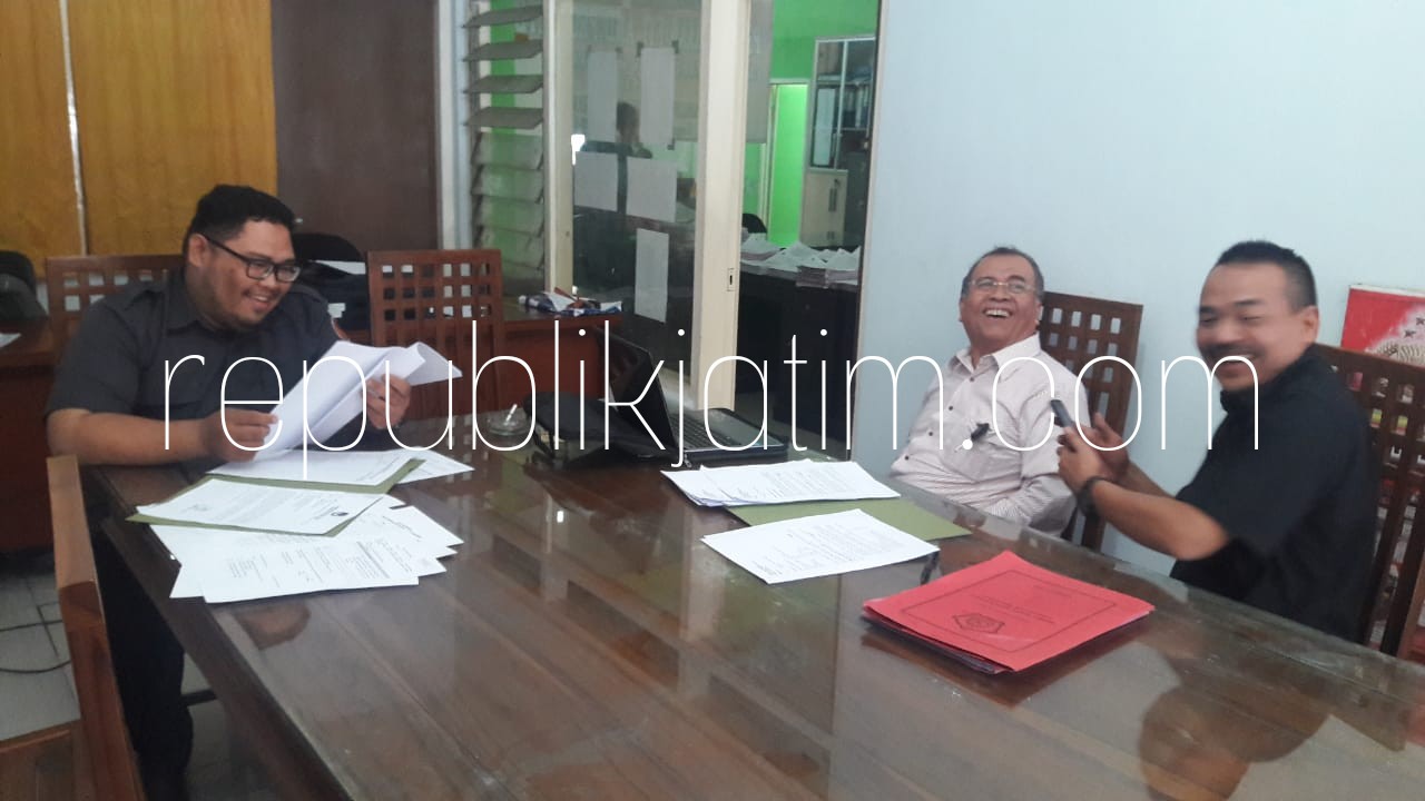 GUGATAN - Bacaleg PDIP, Summi Harsono dan PBB, Mustafad Ridwan mengajukan gugatan ke Panwaslu Sidoarjo karena ditetapkan Tidak Memenuhi Syarat (TMS) oleh KPU Sidoarjo, Selasa (24/07/2018).