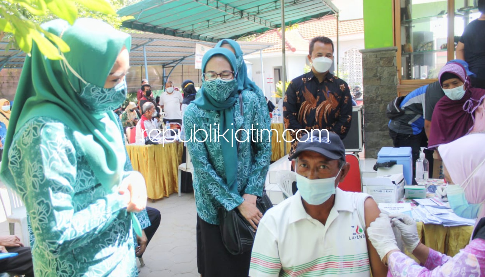TINJAU - Ketua TP PKK Kabupaten Sidoarjo, Ny Sa'adah Ahmad Muhdlor beserta pengurus meninjau kembali pelaksanaan vaksinasi 1.500 warga di Kecamatan Taman dan Kecamatan Porong, Sidoarjo, Sabtu (24/07/2021).
