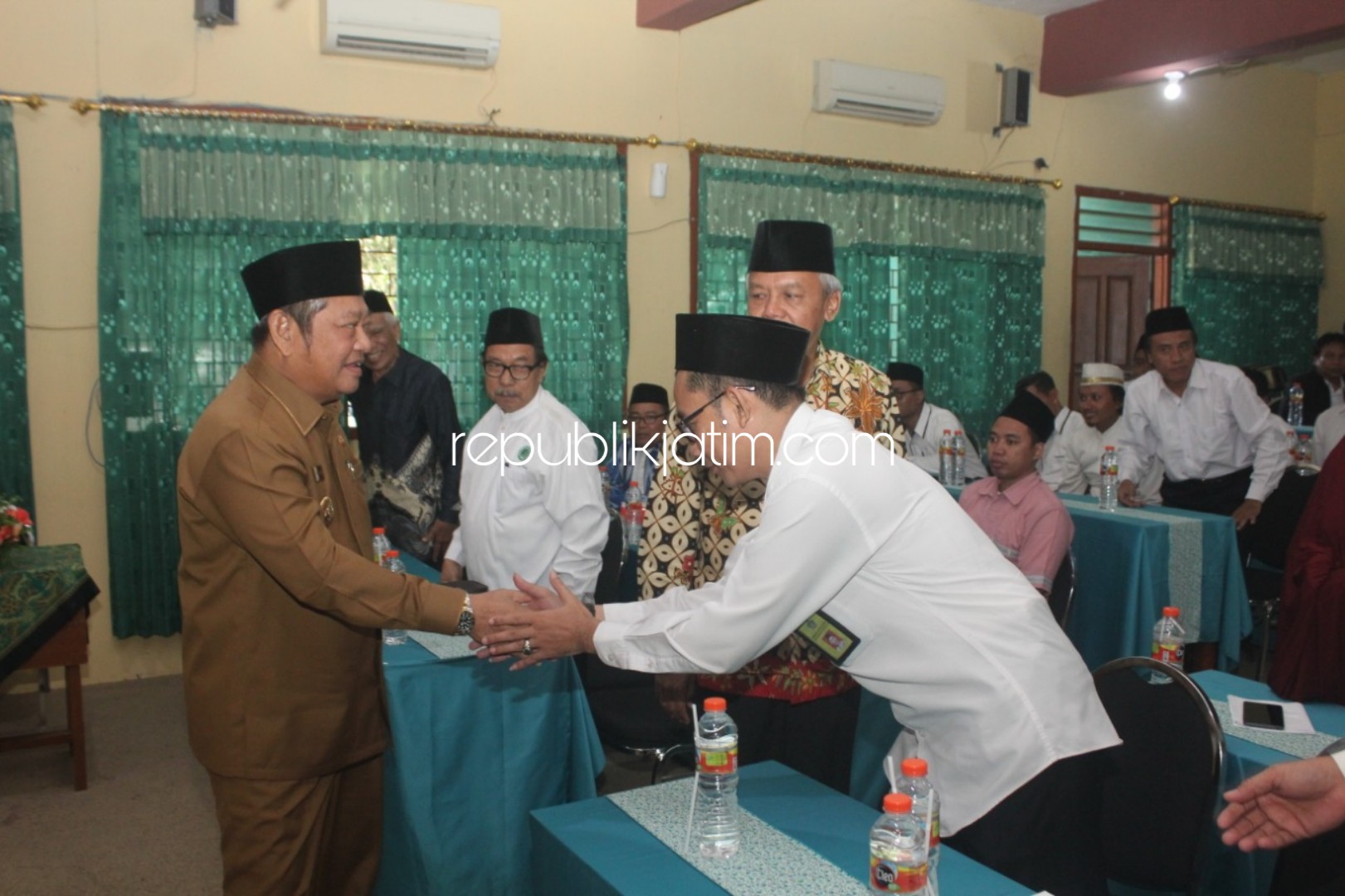 BERPERAN - Bupati Sidoarjo, Saiful Ilah yang juga Ketua IPHI mengingatkan peran agar ikut membantu dan melayani Calon Jamaah Hajin(CJH) Sidoarjo dalam Rapat Kerja (Raker) di MAN Sidoarjo, Rabu (24/07/2019).