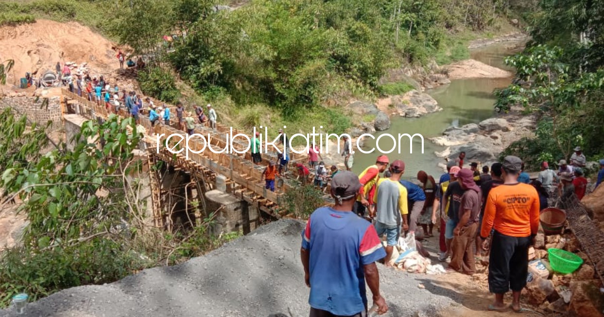 BANGUN - Warga Desa Baosan Lor dan Desa Sendang, Kecamatan Ngrayun, Ponorogo urunan untuk biaya membangun jembatan antar desa dengan cor permanen karena tak kunjung diperhatikan Dinas PU Pemkab Ponorogo, Sabtu (24/07/2021).