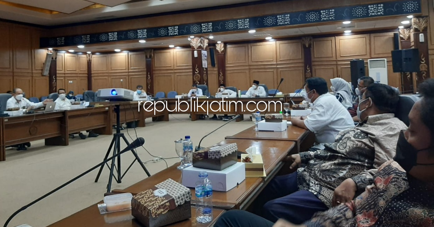 RAKOR - Anggota dan pimpinan Komisi D DPRD Sidoarjo rapat koordinasi (Rakor) bersama Organisasi Perangkat Daerah (OPD) yang terkait penangan pandemi Covid-19 Pemkab Sidoarjo di ruang Paripurna DPRD Sidoarjo, Jumat (23/07/2021) sore.