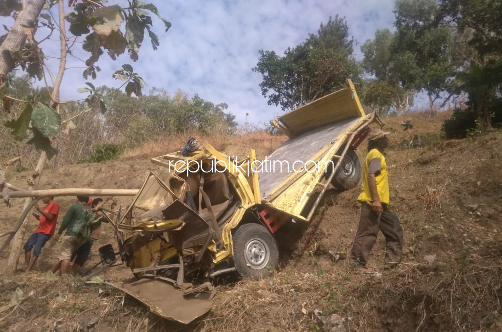 HANCUR - Truk CV Pilar Karya Ponorogo bernopol AE 9733 SF yang dikemudikan Darsono warga Desa Jabung, Kecamatan Mlarak hancur masuk jurang di proyek yang berlokasi di Gunung Prebah, Dusun Bungur, Desa Munggu, Kecamatan Bungkul, Ponorogo, Rabu (24/07/2019)