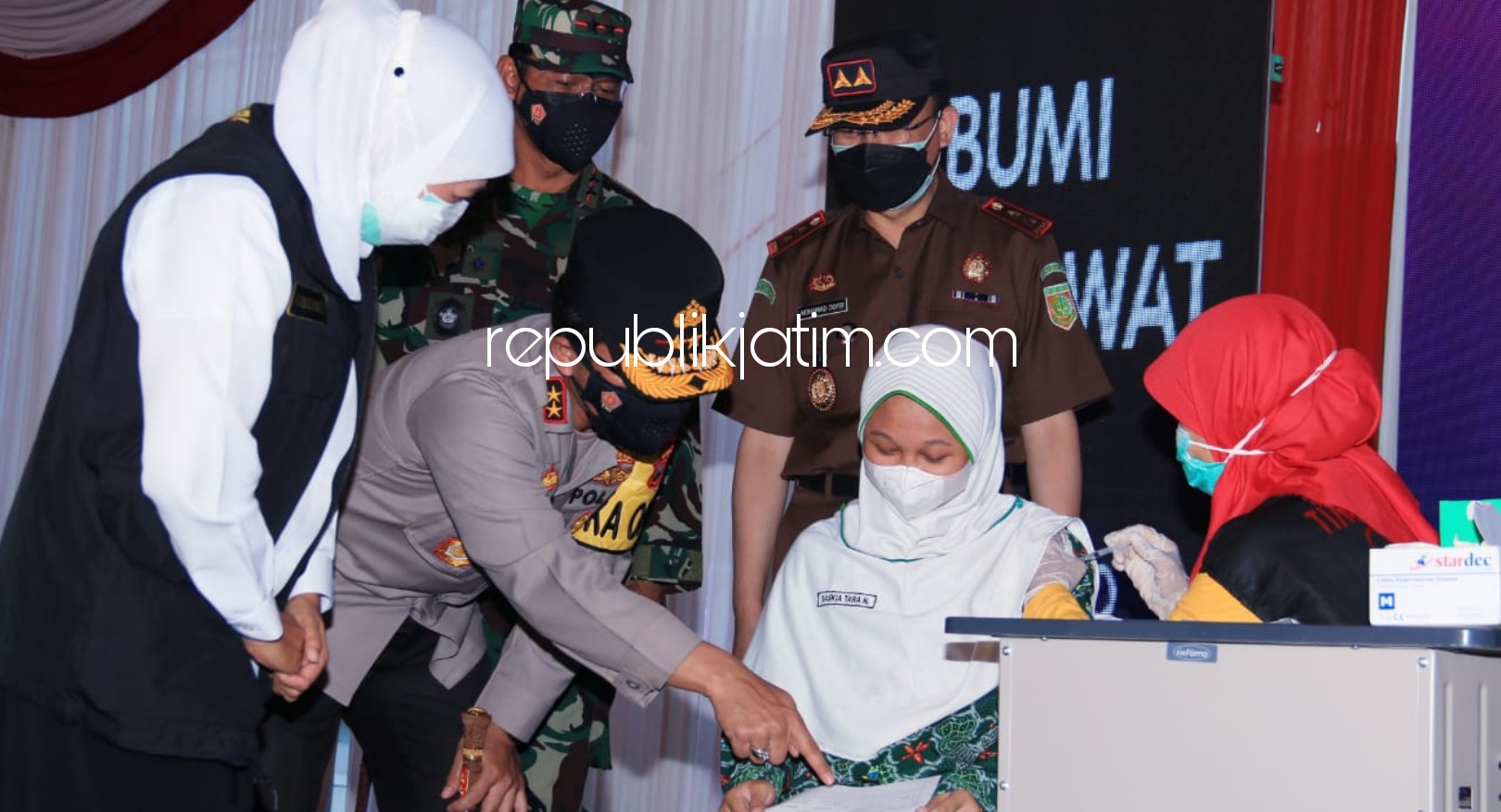 TINJAU - Gubernur Jatim Khofifah Indar Parawansa bersama Forkopimda Jatim saat meninjau vaksinasi pelajar di Pondok Pesantren (Ponpes) Bumi Sholawat, Desa Lebo, Kecamatan Sidoarjo, Minggu (25/07/2021).