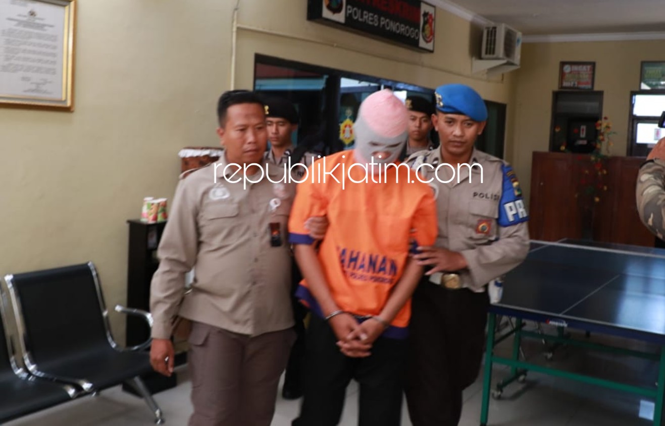 TERTANGKAP - Tersangka pembunuh cewek hamil 6 bulan di jembatan Desa/Kecamatan Sampung, Ponorogo, Joko Hermanto (26) warga JL Sombo, Desa Lembah, Kecamatan Babadan, Ponorogo ditangkap anggota Polres Ponorogo, Kamis (25/07/2019).