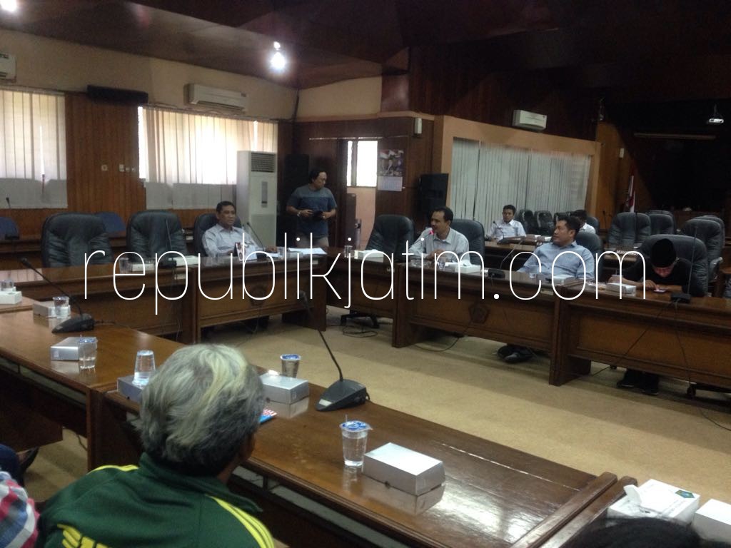 HEARING - Sejumlah perwakilan warga Desa Tambakkemeraan, Kecamatan Krian hearing bersama OPD dan Komisi D DPRD Sidoarjo di ruang Paripurna, Rabu (25/07/2018).