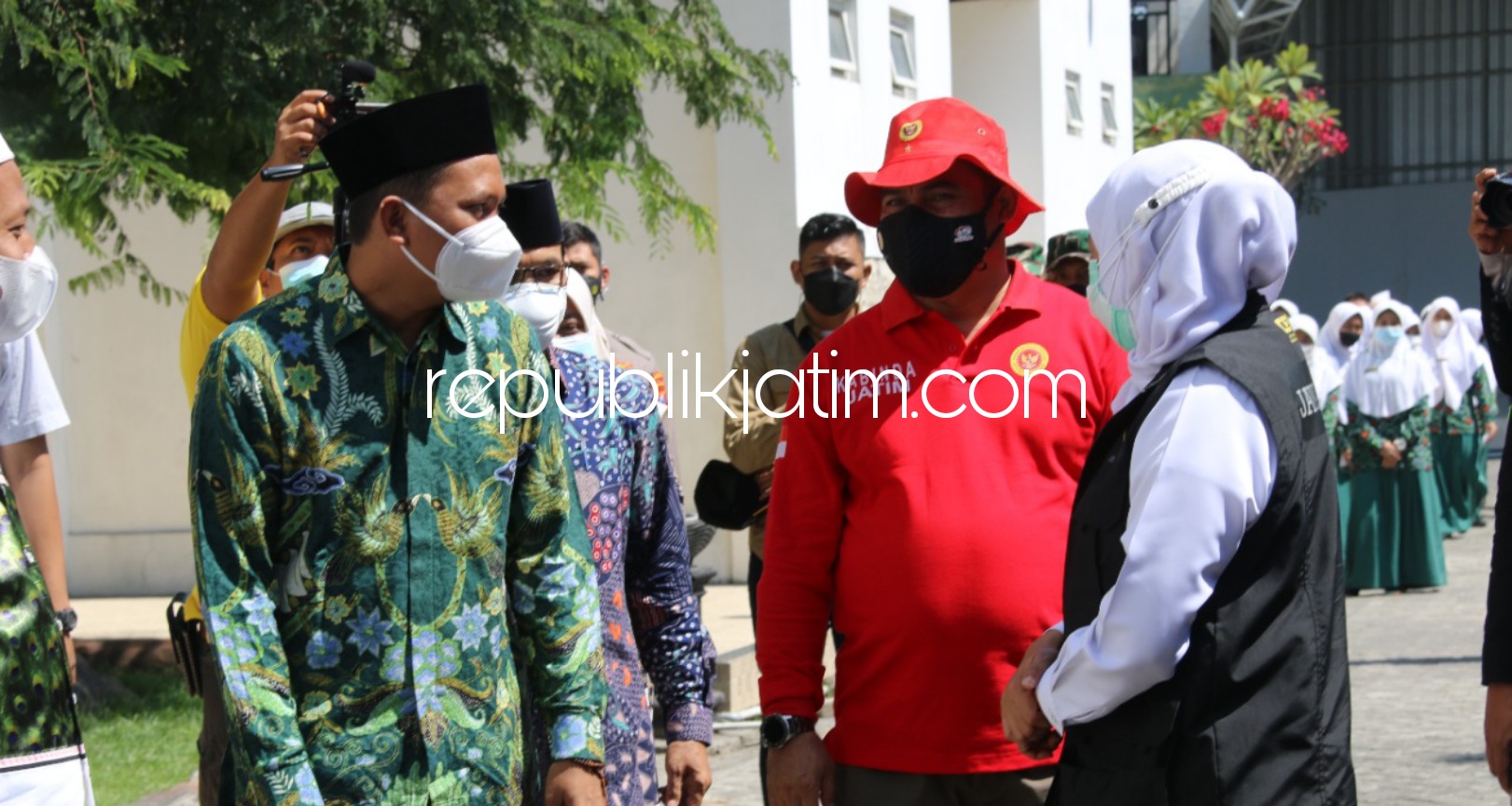TINJAU - Bupati Sidoarjo, Ahmad Muhdlor Ali mendampingi Gubernur Jatim, Khofifah Indar Parawansa dan Forkopimda Jatim meninjau vaksinasi di Pesantren Modern Bumi Shalawat, Desa Lebo, Kecamatan Sidoarjo, Minggu (25/07/2021).
