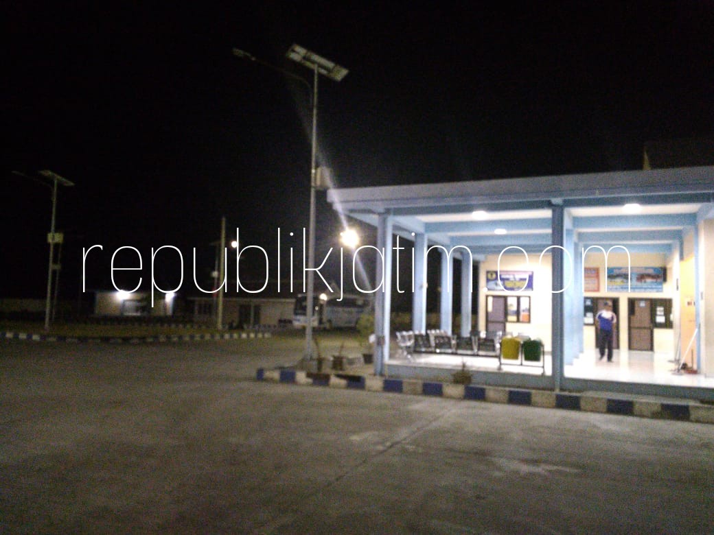 MATI - Lampu penerangan bertenaga Surya yang ada di Terminal Seloaji, Ponorogo tampak padam sejak beberapa hari terakhir, Rabu (25/07/2018).