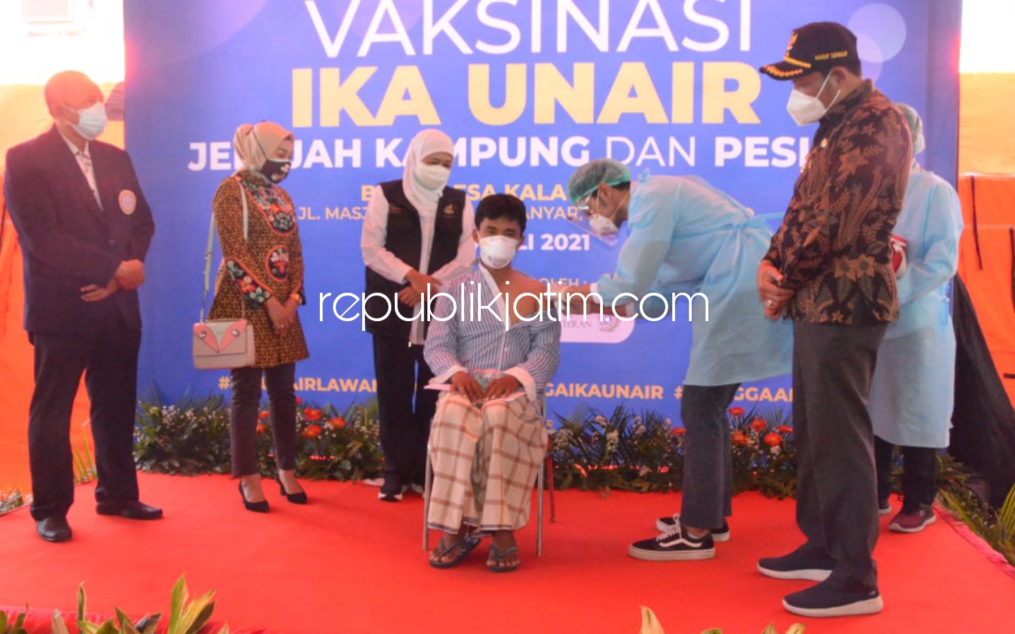 TINJAU - Gubernur Jatim Khofifah Indar Parawansa didampingi Wabup Sidoarjo Subandi meninjau pelaksanaan vaksin untuk 10.000 buruh PT Integra Indocabinet Tbk di Desa Betro Kecamatan Sedati, Sabtu (24/07/2021).
