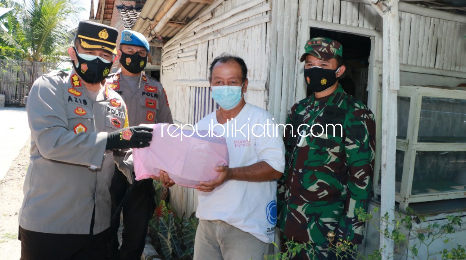 SALURKAN - Kapolres Ponorogo, AKBP Mochamad Nur Azis bersama rombongan door to door ke rumah warga penerima bantuan di Kelurahan Tambakbayan, Kecamatan/Kabupaten Ponorogo, Minggu (25/07/2021).