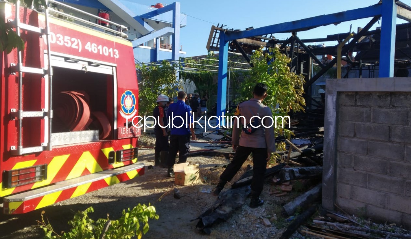 TERBAKAR - Sejumlah anggota Polsek dan Polres Ponorogo melaksanakan olah TKP terbakarnya gedung BK SMP Muhammadiyah di JL Puspowarno Kelurahan Mangkujayan, Kecamatan Kabupaten Ponorogo, Minggu (25/07/2021).