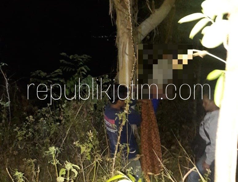 EVAKUASI - Warga berusaha mengevakuasi korban gantung diri, Suryadi yang ditemukan di kawasan hutan Bungkal, Ponorogo, Selasa (24/07/2018) malam.