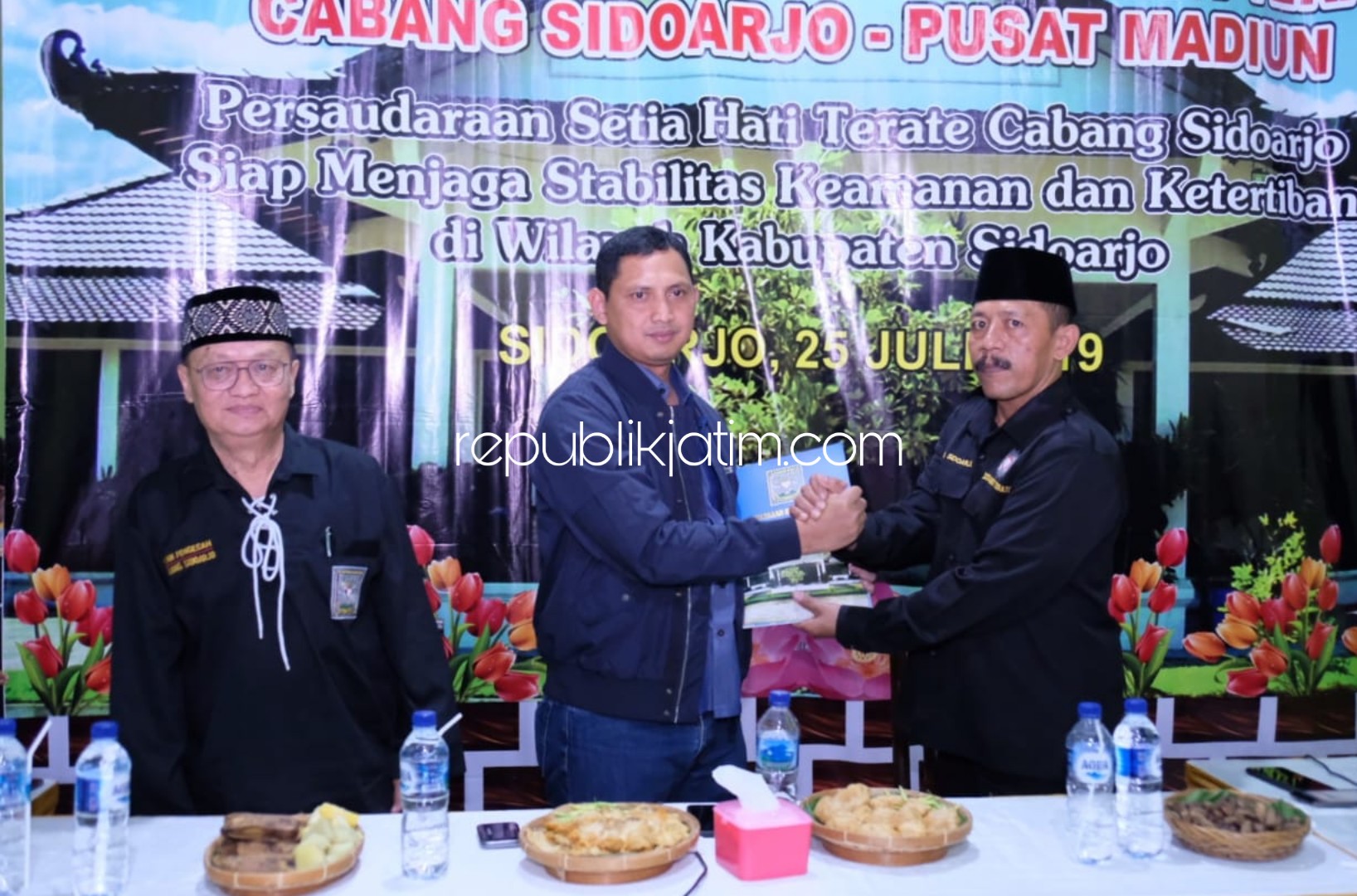 CANGKRUKAN - Kapolresta Sidoarjo, Kombes Pol Zain Dwi Nugroho cangkruk bareng para pengurus dan anggota PSHT Cabang Sidoarjo, Kamis (25/07/2019) malam.