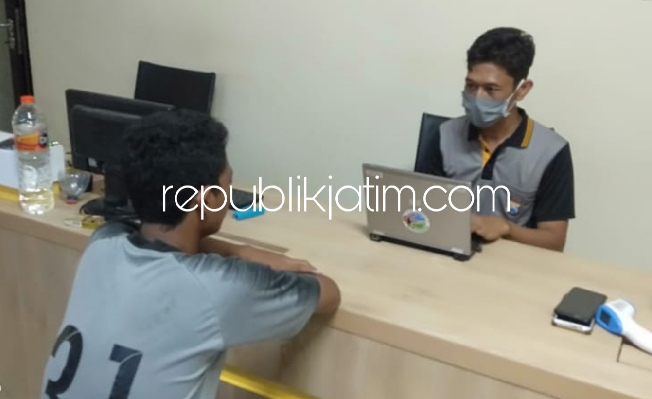 DIPERIKSA - Salah seorang tersangka, Samsul saat diperiksa petugas Satuan Reskoba Polresta Sidoarjo, Sabtu (25/07/2020).