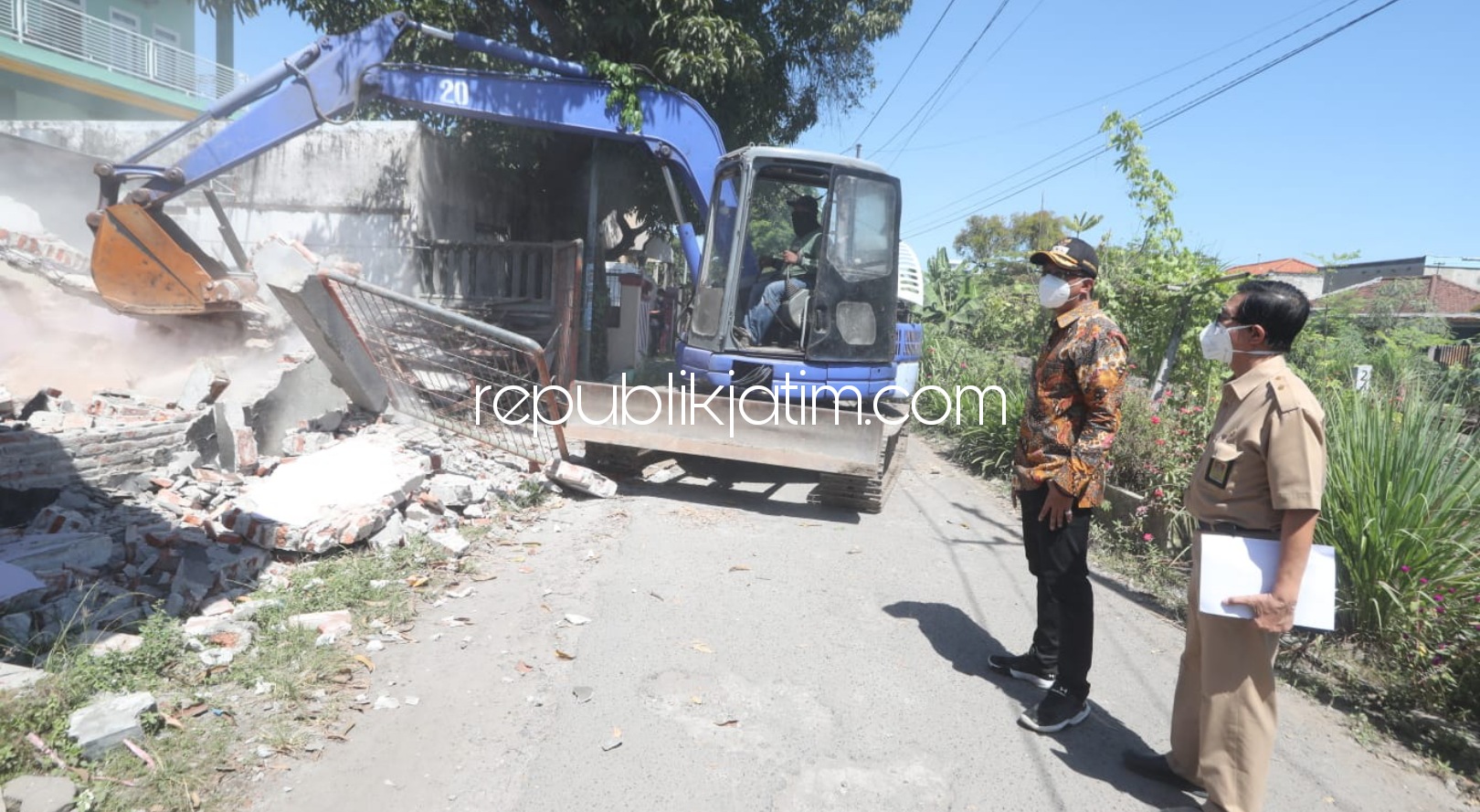 BONGKAR - Bupati Sidoarjo, Ahmad Muhdlor Ali (Gus Muhdlor) meninjau prosesi pembongkaran bangunan rumah milik warga di Desa/Kecamatan Gedangan, Sidoarjo untuk pembangunan Frontage Road (FR), Senin (26/07/2021).