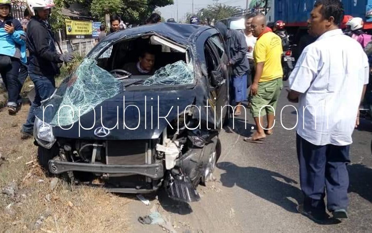RINGSEK - Mobil Daihatsu Ayla bernopol L 1783 QY yang dikemudikan Oei Suratman Widjaja Winoto (74), warga JL Sidoyoso Jaya, Surabaya ringsek usai menabrak tong di JL Raya Surabaya - Mojokerto, Desa Gilang, Kecamatan Taman, Sidoarjo, Kamis (26/07/2018).