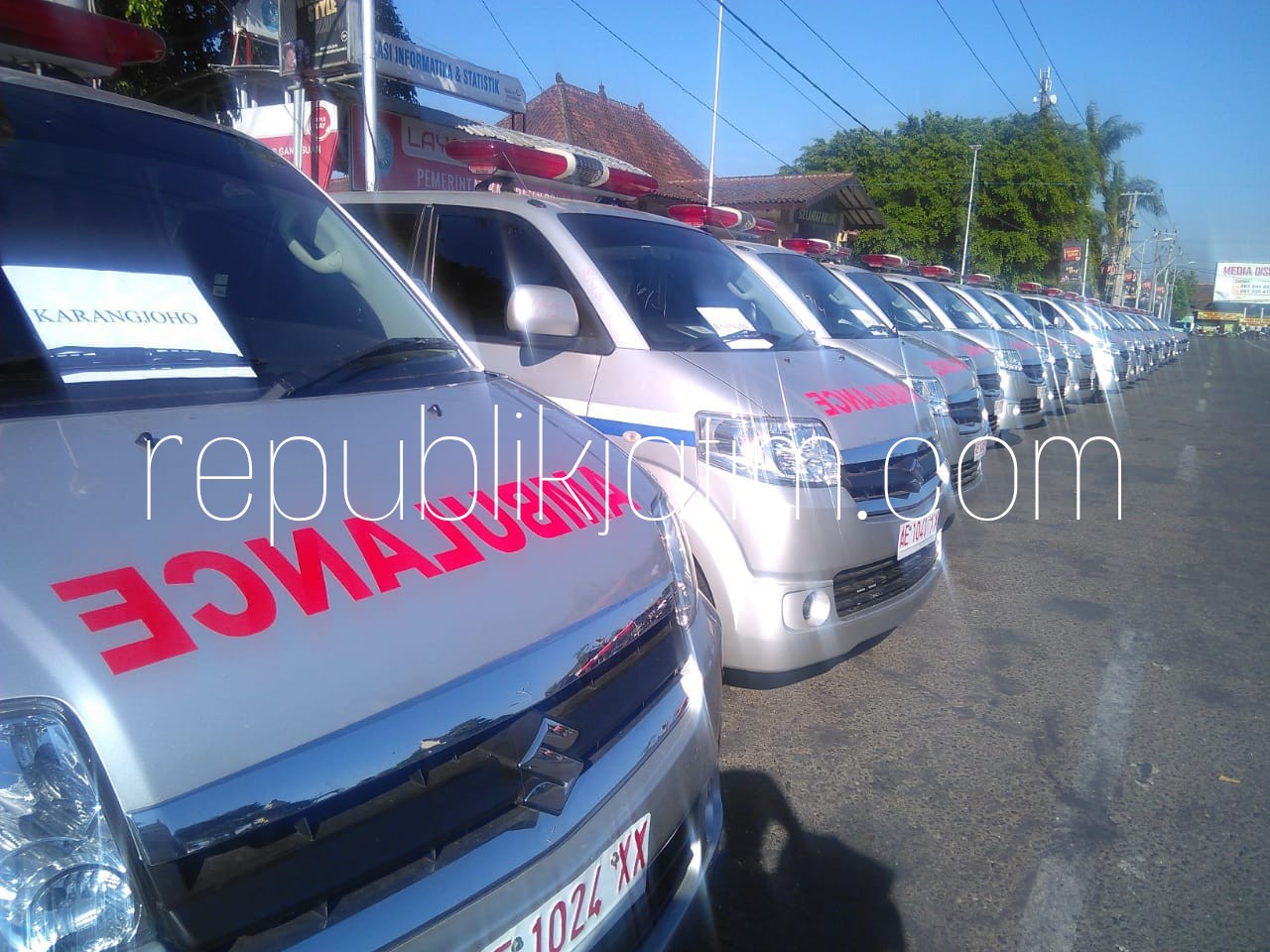DISERAHKAN - Sebanyak 50 unit mobil ambulance diserahkan Bupati Ponorogo, Ipong Muchlisoni kepada 50 Kepala Desa (Kades) yang jauh dari pusat kota Reog, Rabu (25/07/2018).