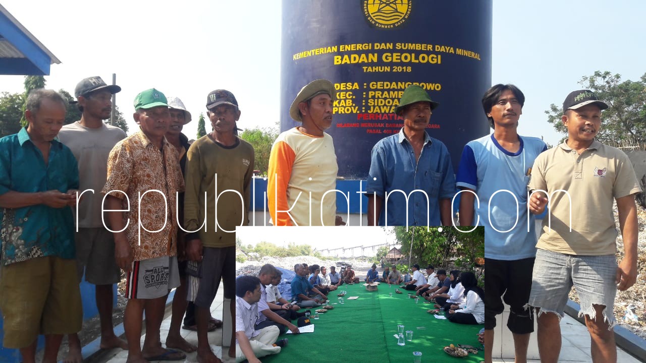 CEK LAPANGAN - Humas Badan Geologi, Kementerian ESDM, Andhy Sipayung dan staf Badan Geologi, Idham mengecek kondisi bantuan Sumur Artesis dari Kementerian ESDM melalui Komisi VII DPR RI di Desa Gedangrowo, Kecamatan Prambon, Sidoarjo, Rabu (25/07/2018).