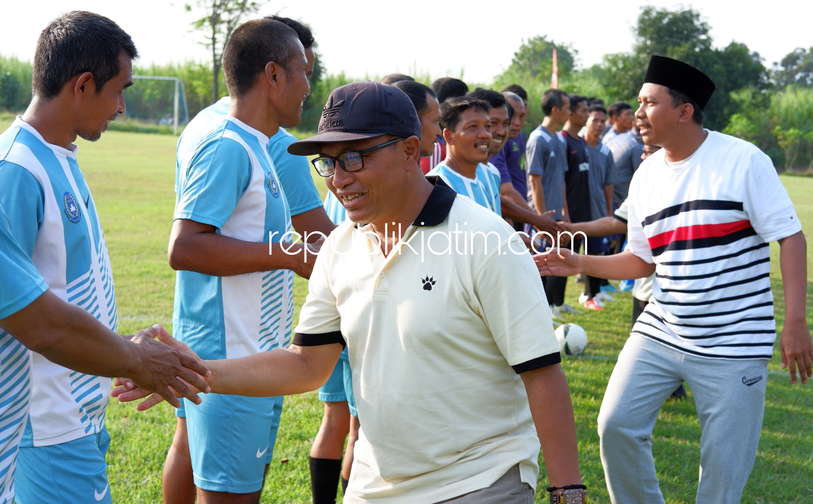 LAGA PERSABAHATAN - Bacabup Sidoarjo, Ahmad Muhdlor Ali (Gus Muhdlor) memberi semangat para pemain bola dalam Laga Persahatan di Lapangan Desa Sumberejo, Kecamatan Wonoayu, Sidoarjo, Sabtu (25/07/2020) sore.