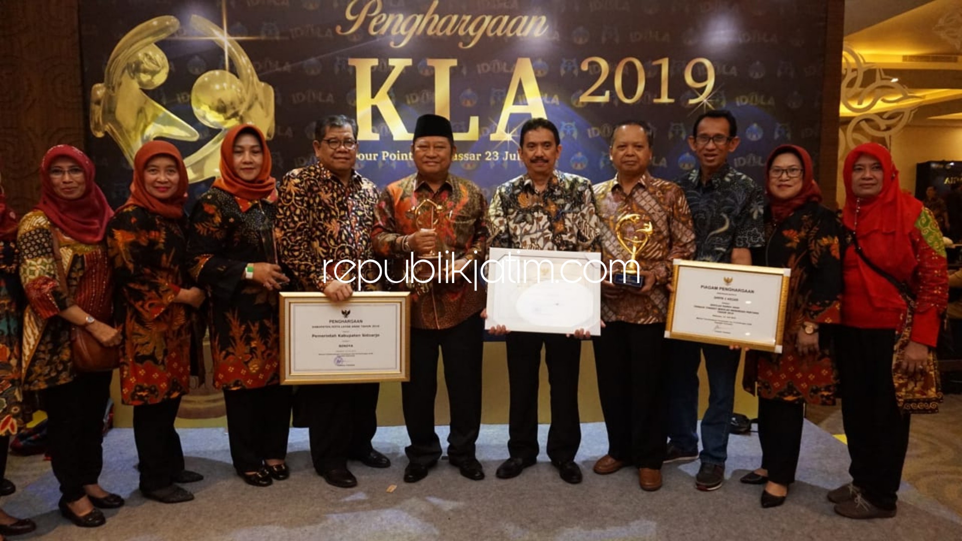 RAIH - Bupati Sidoarjo, Saiful Ilah meraih penghargaan Kota Layak Anak (KLA) dari Menteri Pemberdayaan Perempuan dan Perlindungan Anak, Yohana Yembise dalam acara Malam Penganugerahan Kabupaten/Kota Layak Anak di Hotel Four Points Makasar, Sulawesi Selata