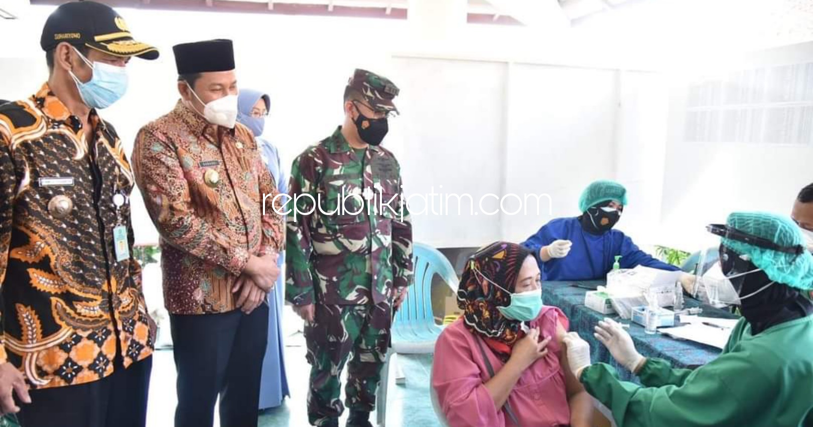 TINJAU - Wabup Sidoarjo Subandi bersama Danlanud Muljono Juanda, Kolonel Pnb Moh Apon meninjau pelaksanaan vaksin dan pembagian sembako di Balai Desa Sedati Agung, Kecamatan Sedati, Sidoarjo, Selasa (27/07/2021). 