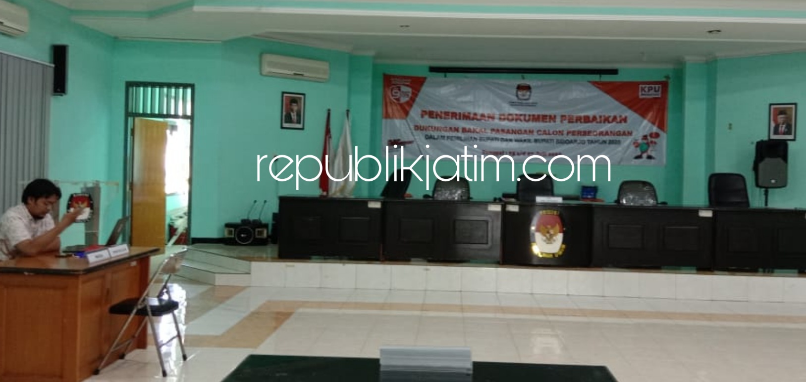 DITUNGGU - KPU Sidoarjo menunggu perbaikan berkas dukungan calon perseorangan (independen) Agung Sudiyono dan Sugeng Hariyadi untuk melengkapi kekurangan 125.986 Syarat Minimal Dukungan (Sarminduk) hingga pukul 24.00 WIB, Senin (27/07/2020). 