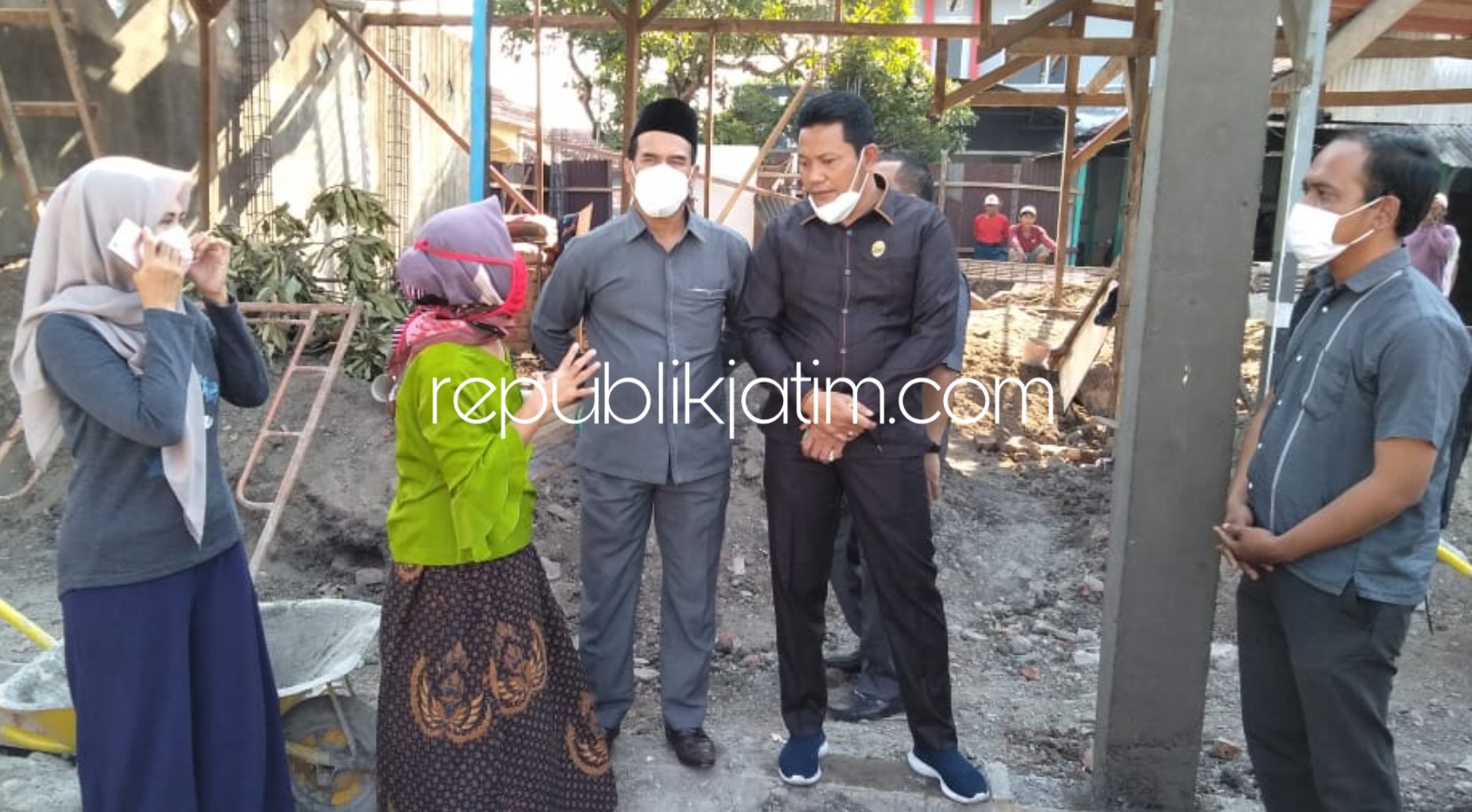 SIDAK - Ketua Komisi A DPRD Sidoarjo, Subandi memimpin Inspeksi Mendadak (Sidak) ke lokasi pembangunan minimarket di Desa Candipari, Kecamatan Porong, Sidoarjo, Senin (27/07/2020).