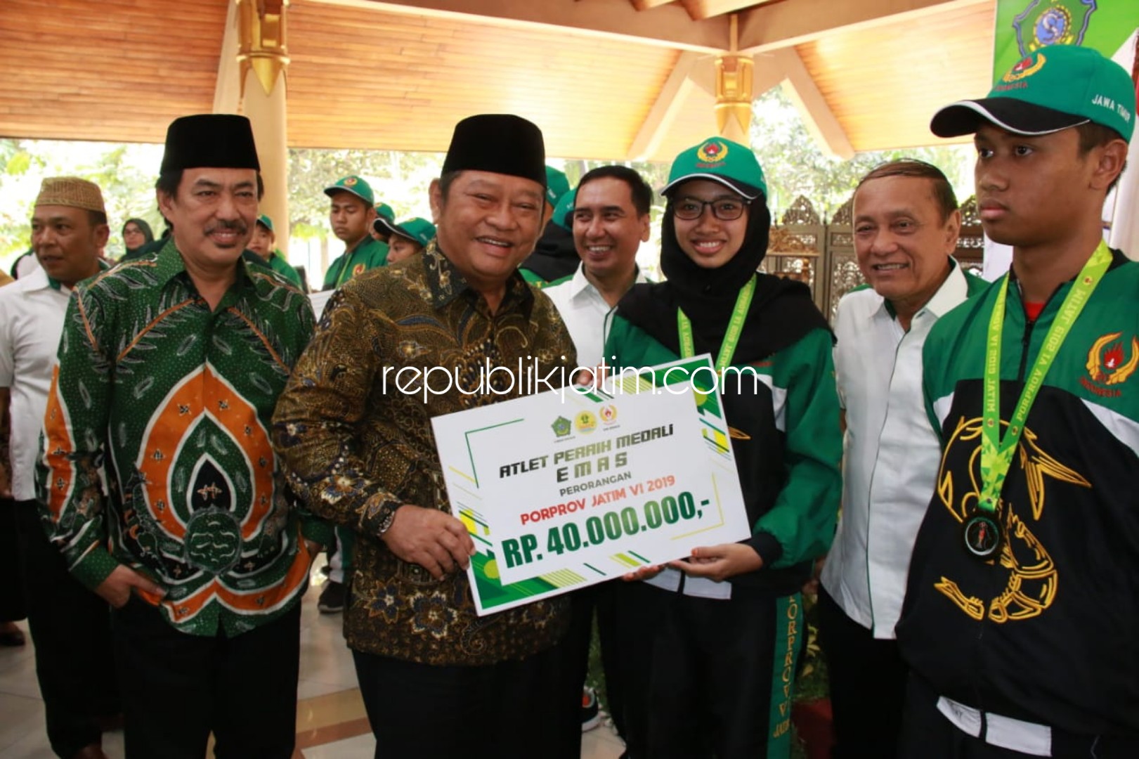 BONUS - Bupati Sidoarjo, Saiful Ilah menyerahkan bonus sebesar antara Rp 10 juta sampai Rp 40 juta kepada para atlet KONI Sidoarjo yang meraih prestasi dalam Pekan Olahraga Provinsi (Porprov) Jawa Timur ke VI tahun 2019, Sabtu (27/07/2019).