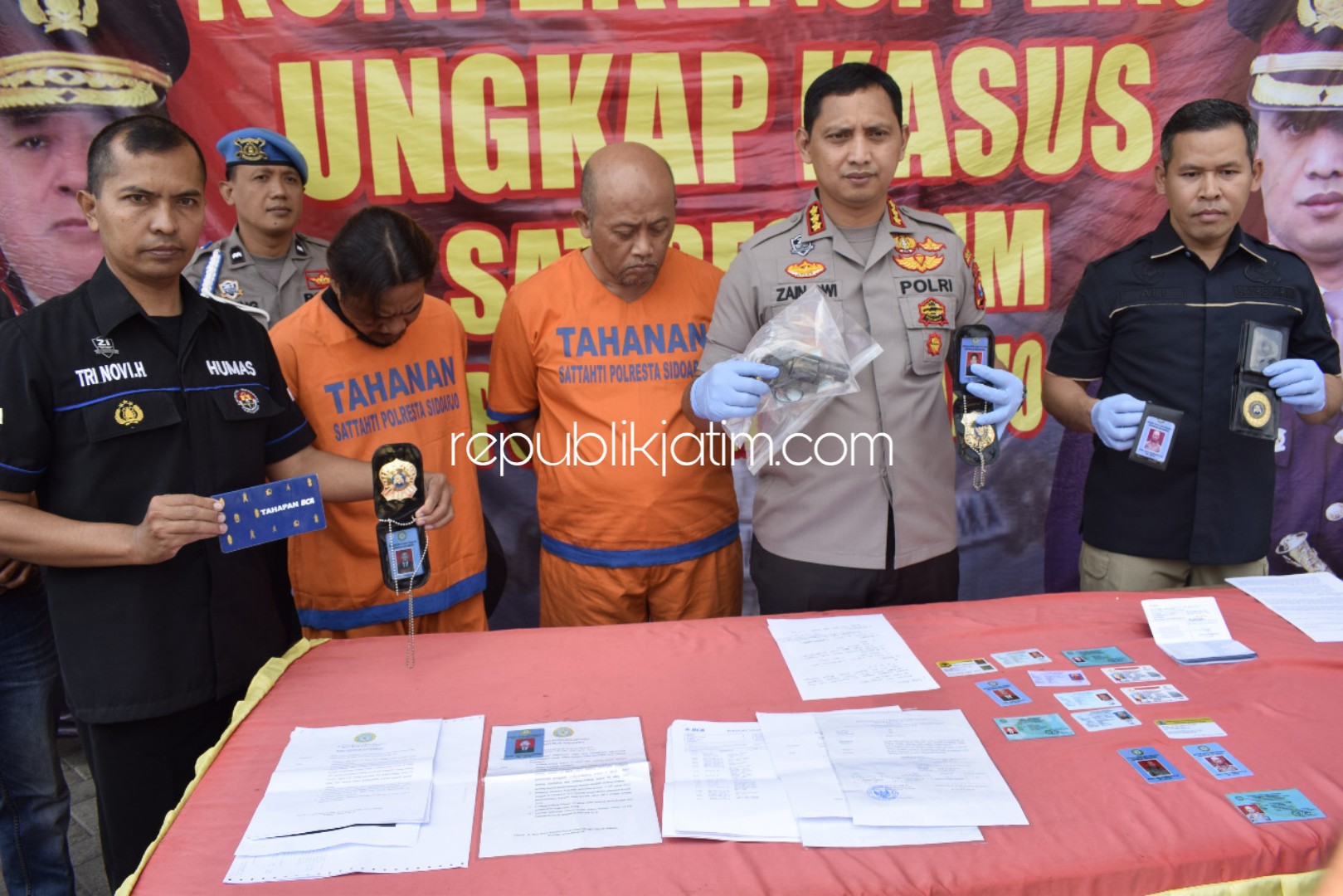 DIRINGKUS - Kapolresta Sidoarjo, Kombes Pol Zain Dwi Nugroho menunjukkan dua anggota BIN Gadungan yang menipu puluhan korbannya yang diringkus Satuan Reskrim, Polresta Sidoarjo beserta barang buktinya, Sabtu (27/07/2019).