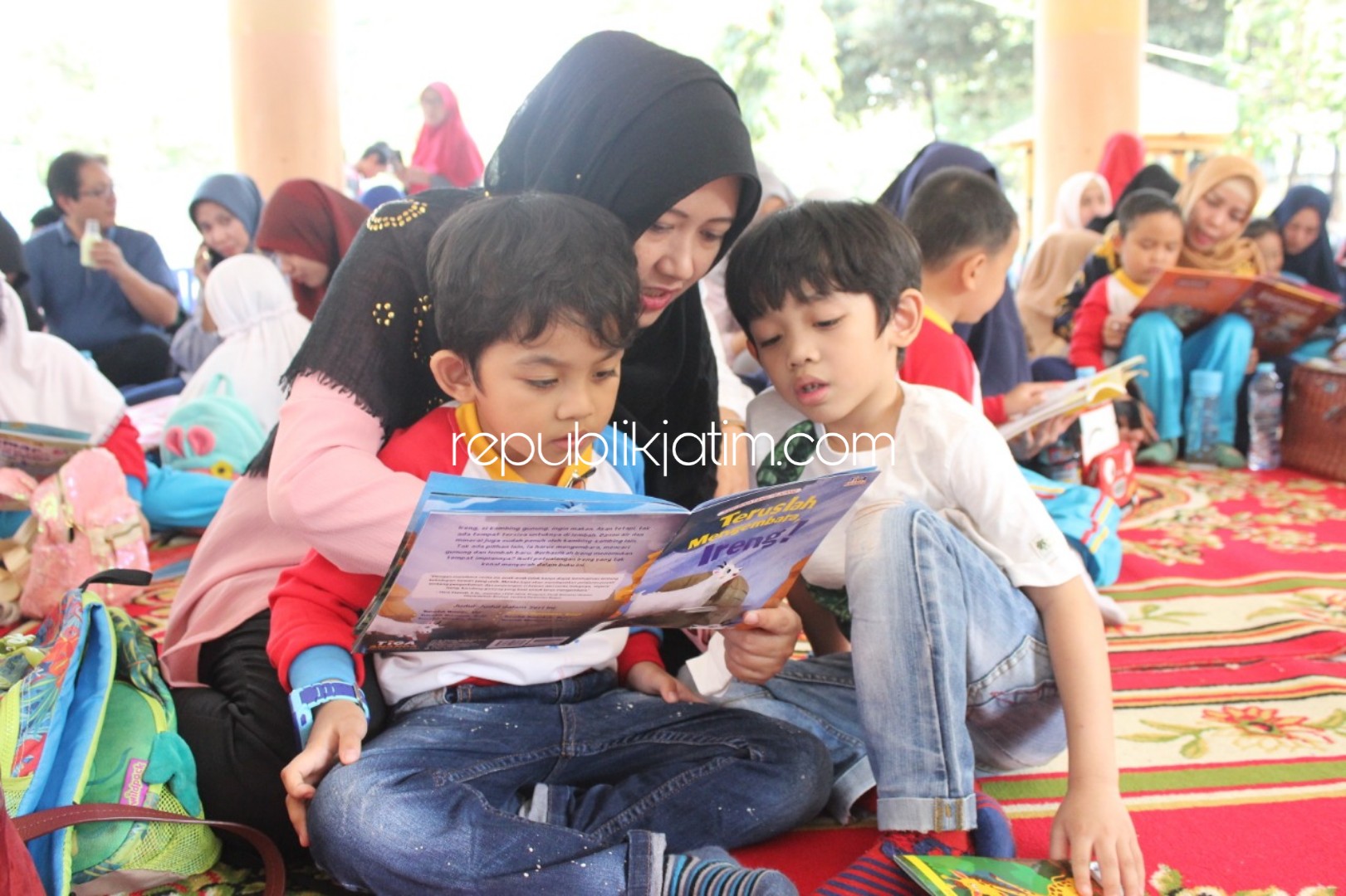 LITERASI - Sejumlah orangtua dan wali murid siswa siswi KB TK Al Muslim, JL Raya Wadungasri, Kecamatan Waru, Sidoarjo mengajak anak-anaknya membaca buku untuk menguatkan budaya literasi anak, Sabtu (27/07/2019).