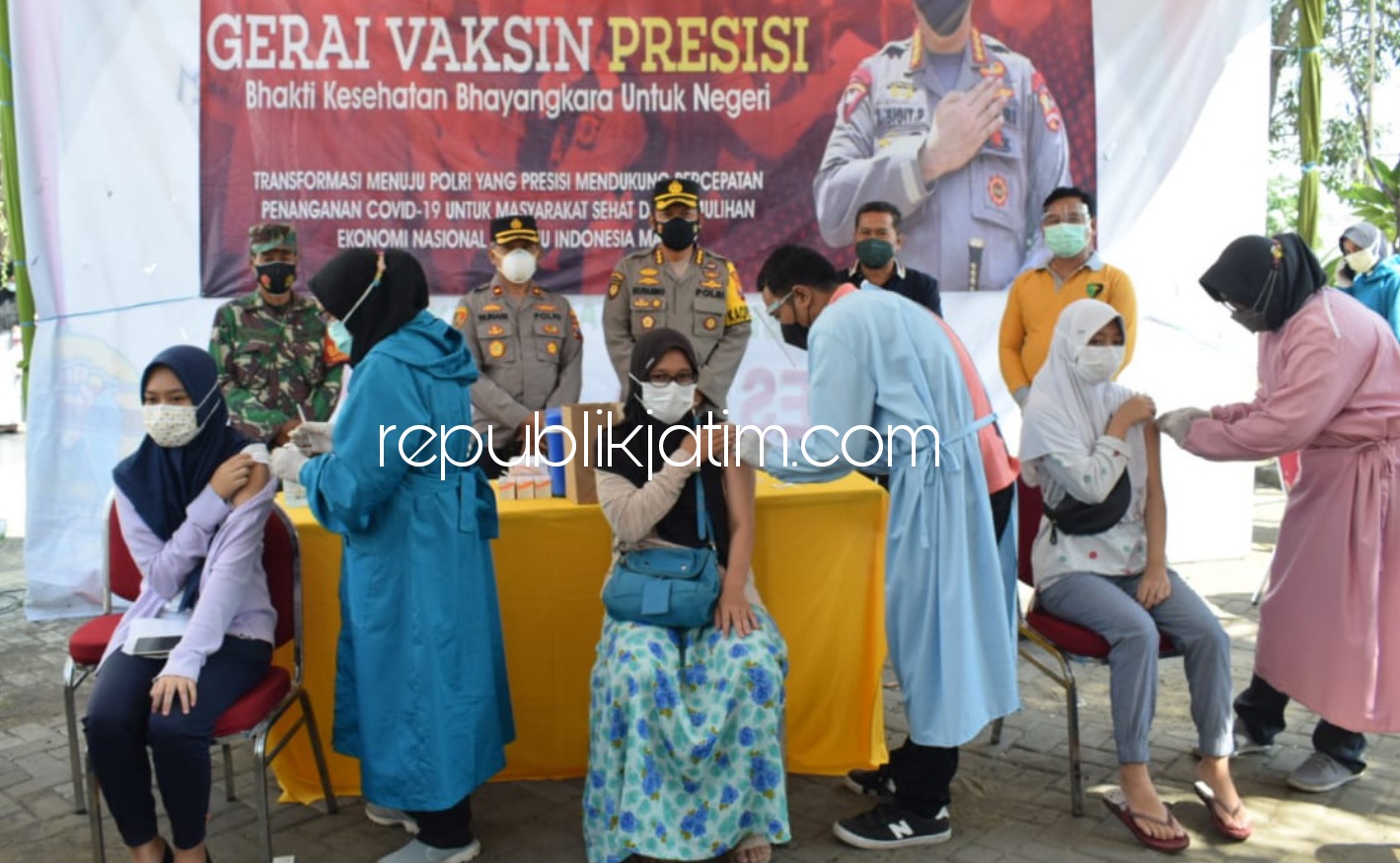 TINJAU - Kapolresta Sidoarjo Kombes Pol. Kusumo Wahyu Bintoro meninjau pelaksanaan Gerai Vaksin Presisi Bhakti Bhayangkara Untuk Negeri dan suntikan vaksin tahap dua di lima lokasi berbeda, Selasa (27/07/2021).