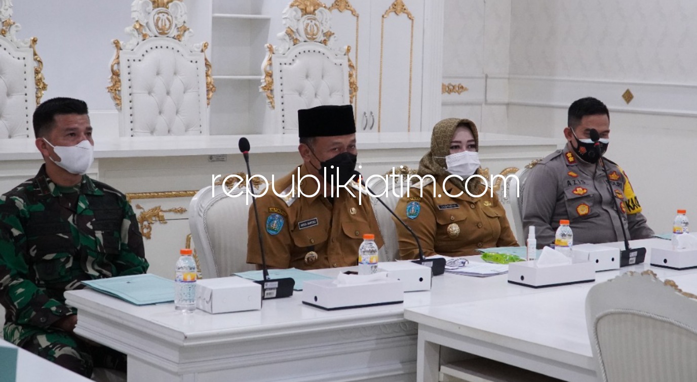 RAPAT KHUSUS - Bupati Ponorogo Sugiri Sancoko bersama Forkopimda menggelar rapat untuk penerapan PPKM level 4 di Ruang Bantarangin Pemkab Ponorogo, Selasa (27/07/2021).