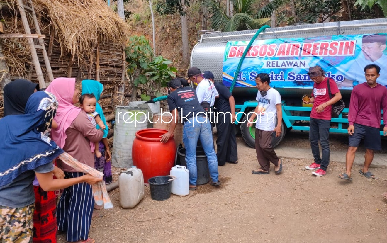 ANTRE - Warga Dusun Kates, Desa Pandak, Kecamatan Balong dan Dusun Banyuripan, Desa Duri, Kecamatan Slahung, Ponorogo antre air bersih sumbangan Sugiri Sancoko, Senin (27/07/2020).