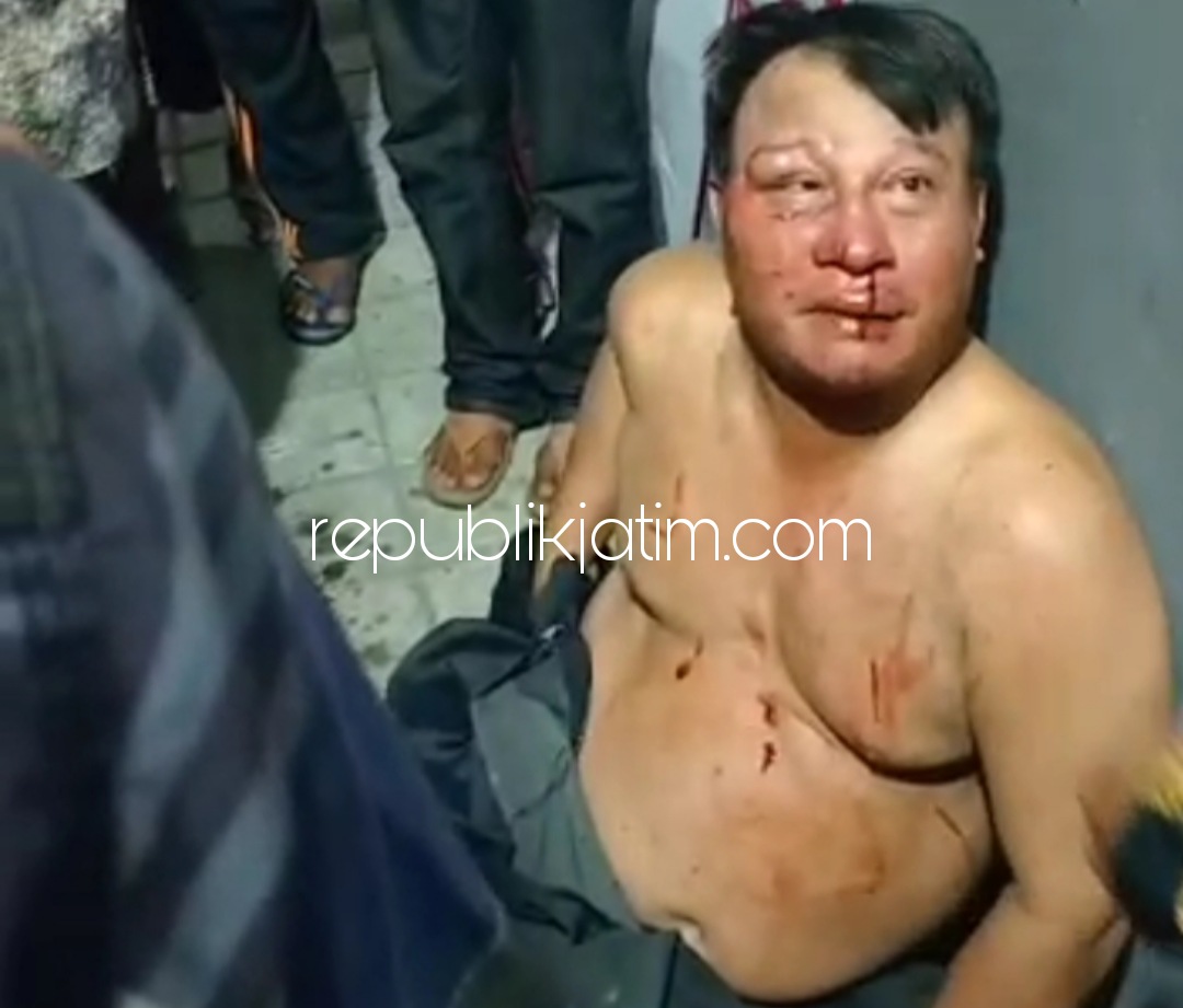 BABAK BELUR - Pria tanpa identitas berbadan tegar babak belur dihajar Desa Tebel, Kecamatan Gedangan, Sidoarjo karena dituding mencuri HP di sebuah konter HP kemarin. 