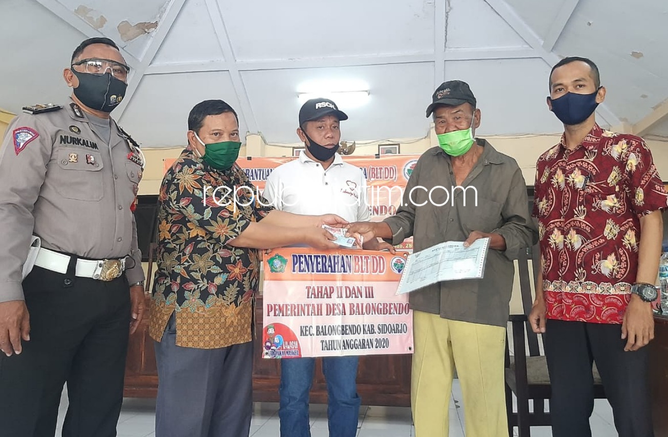 SALURKAN - Kades Balongbendo Sumanto menyalurkan pencairan BLT DD tahap 2 dan 3 kepada keluarga penerima manfaat di Pendopo Kantor Desa/Kecamatan Balongbendo, Sidoarjo, Selasa (28/07/2020).