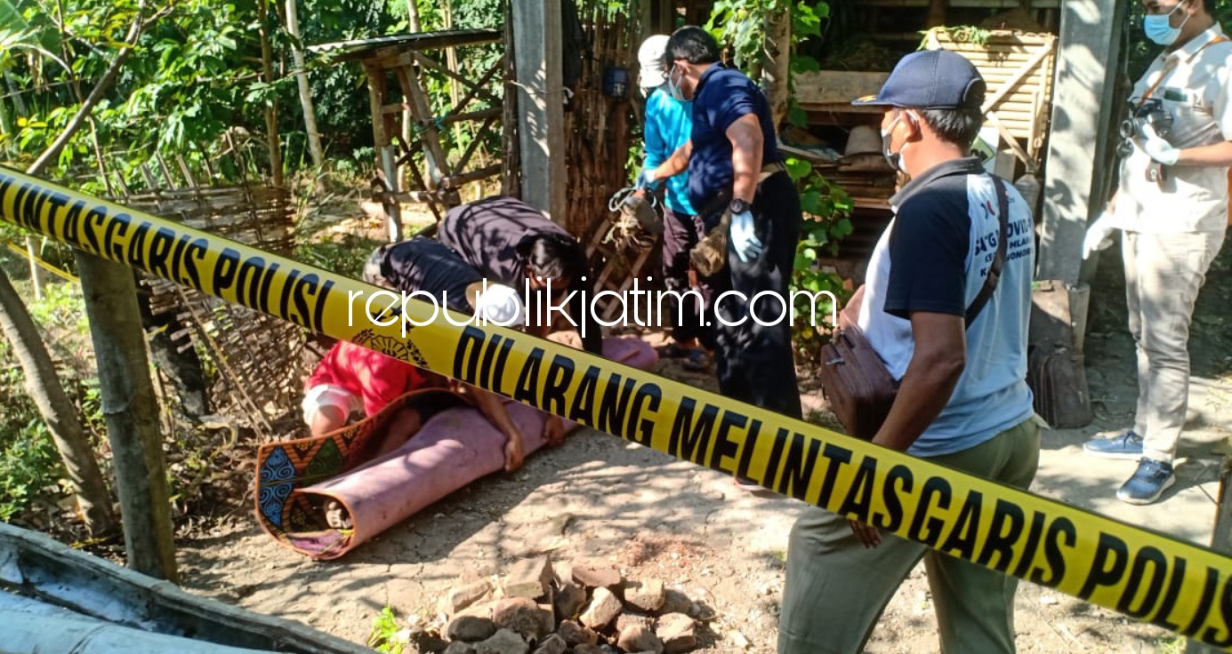 EVAKUASI - Petugas Polsek, tim medis Puskesmas Mlarak dan tim Inafis Polres Ponorogo mengevakuasi jenazah Teguh Wiyono (50) warga Dusun Gunungsari Desa/Kecamatan Mlarak, Ponorogo yang tewas karena gantung diri, Rabu (28/07/2021). 