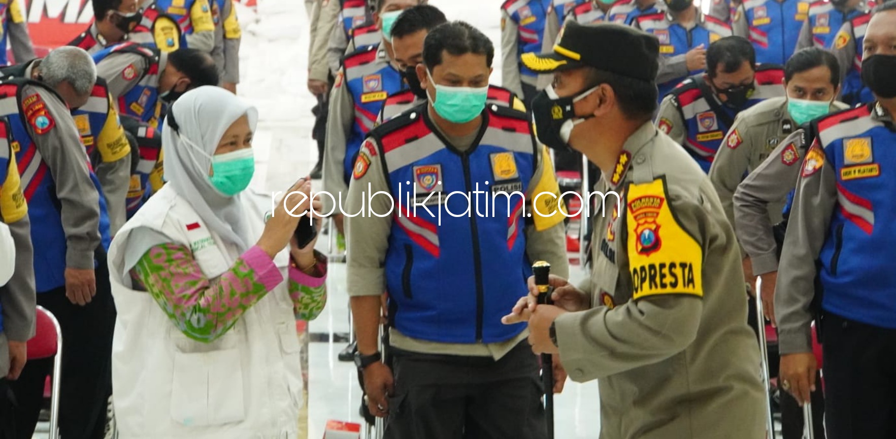 PELATIHAN - Kapolresta Sidoarjo Kombes Pol Kusumo Wahyu Bintoro dan Dinkes Pemkab Sidoarjo memberi pelatihan Aplikasi Silacak kepada 347 Bhabinkamtibmas di Gedung Serbaguna Polresta Sidoarjo, Rabu (28/07/2021).