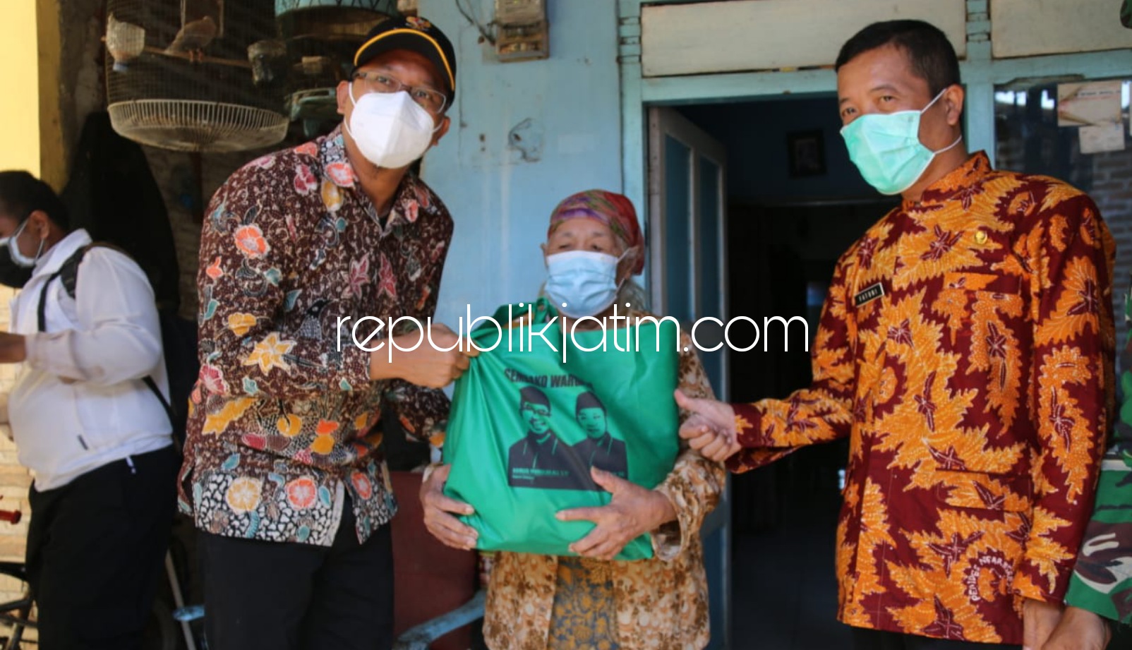 SALURKAN - Bupati Sidoarjo, Ahmad Muhdlor Ali (Gus Muhdlor) menyalurkan Bantuan Sosial (Bansos) kepada warga terdampak Covid-19 di Dusun Sambirono, Desa Ngaresrejo, Kecamatan Sukodono, Sidoarjo, Selasa (27/07/2021).