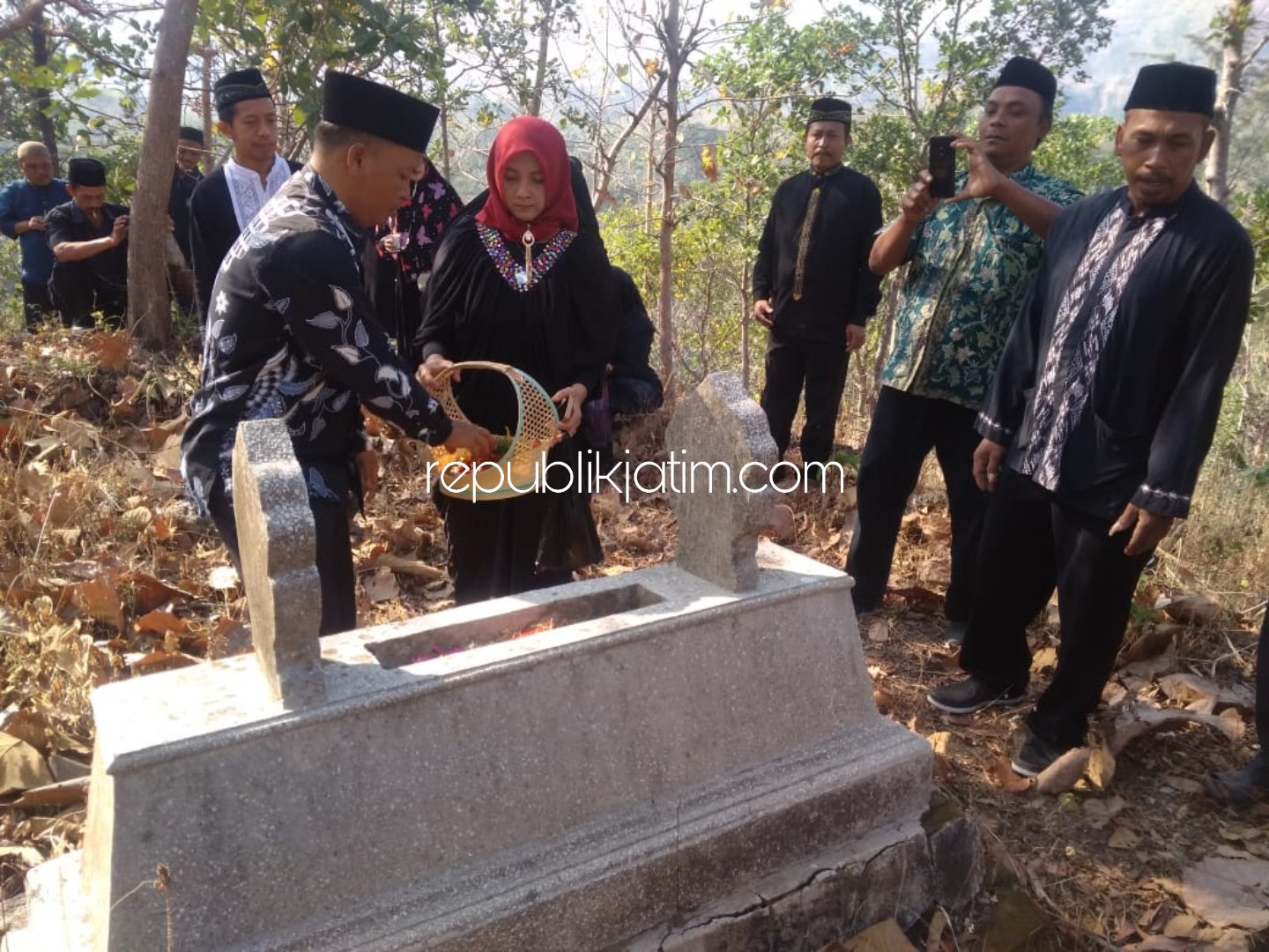 NYEKAR - Kepala Desa Munggu, Kecamatan Bungkal, Ponorogo, Sukamto memimpin acara ziarah makam para mantan Kades Munggu di Makam Lereng Gunung Bonjing desa setempat, Sabtu (27/07/2019).