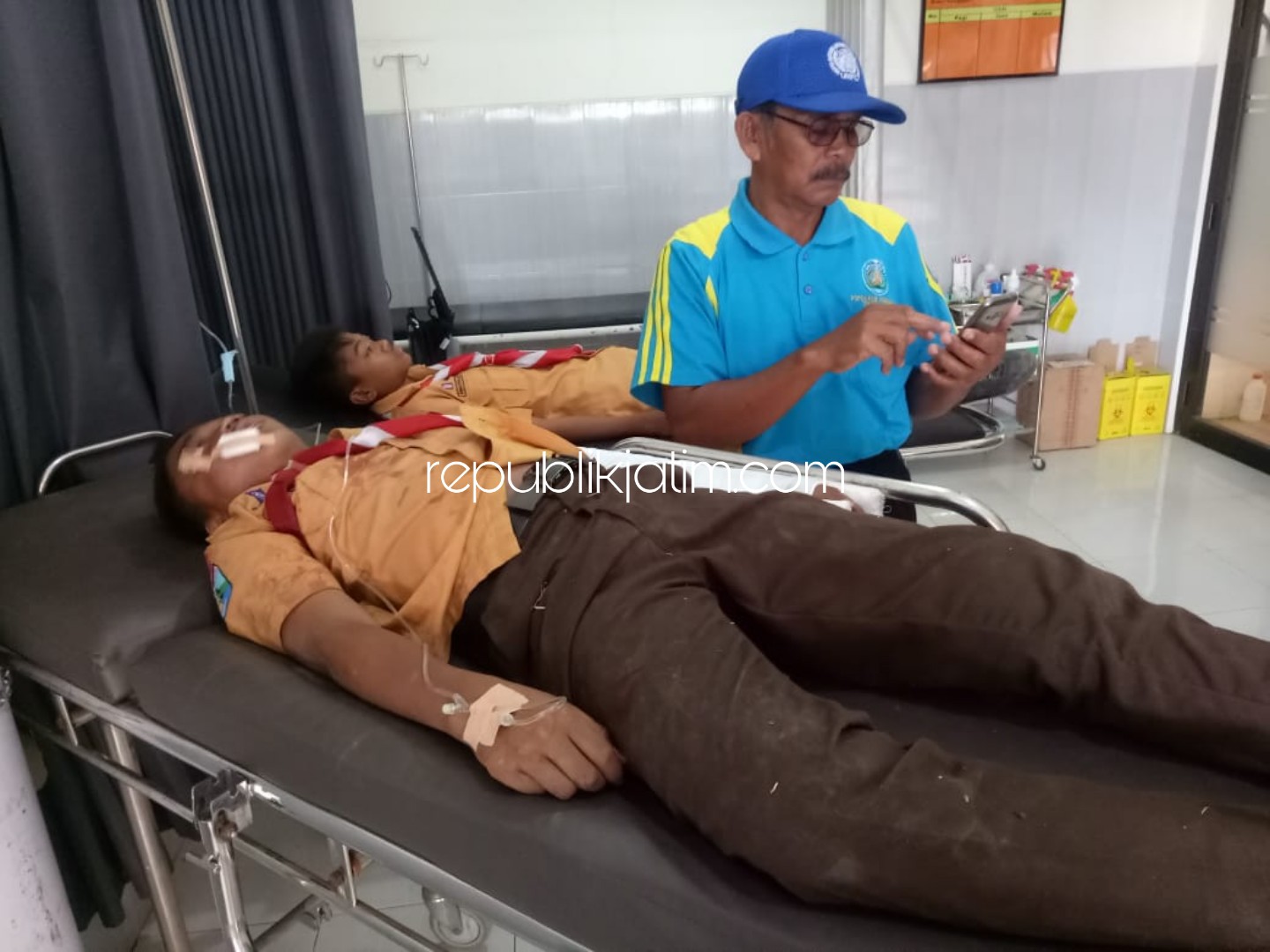 DIRAWAT - Dua pelajar SMP Azendra (14) kelas 9 dan Norman HS (13) kelas 8 SMPN 1 Sawoo warga Desa Pangkal, Kecamatan Sawoo, Ponorogo dirawat di Puskesmas Sawoo karena terjatuh dari motor yang dikendarainya, Sabtu (27/07/2019).