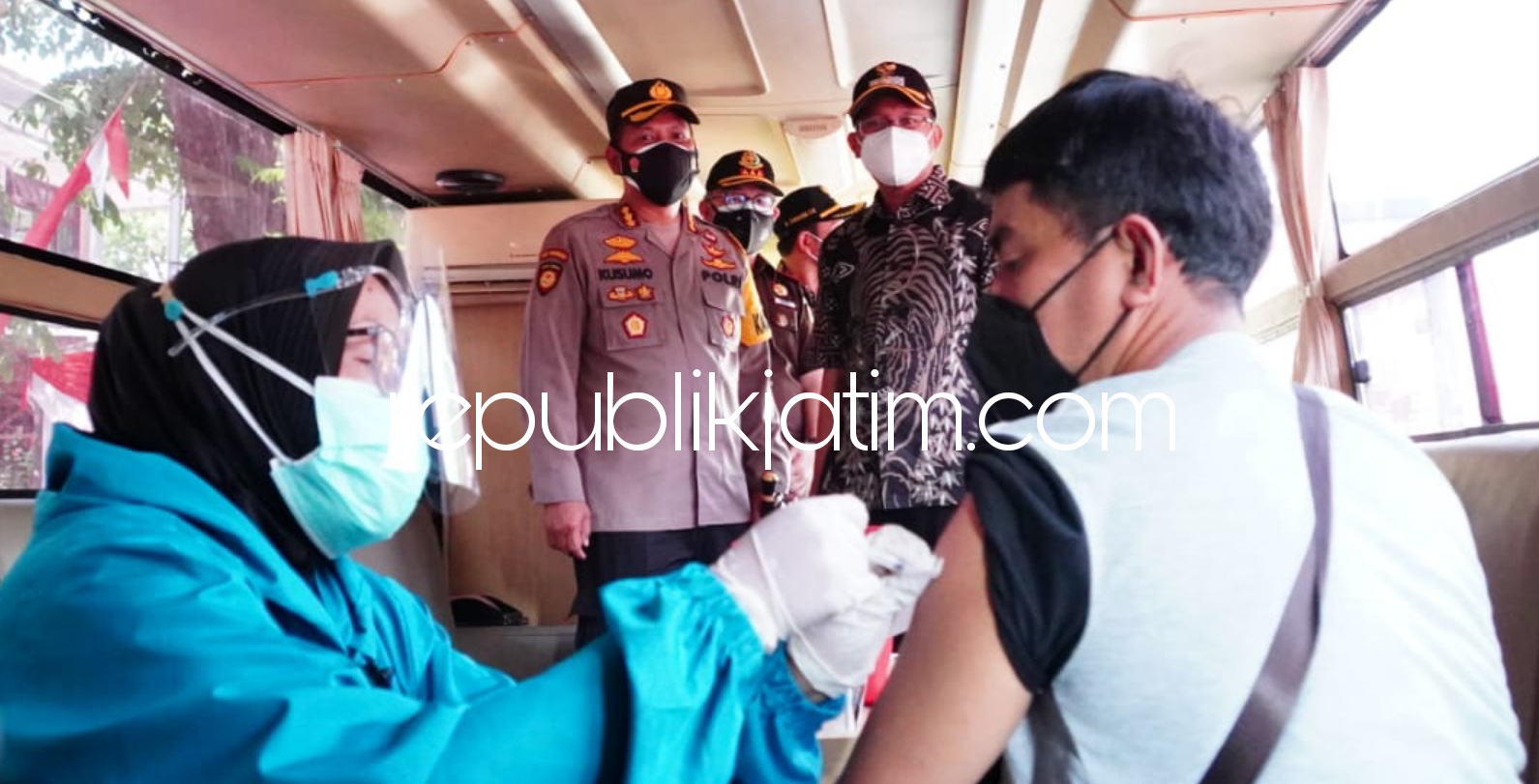 MOBILE - Kapolresta Sidoarjo Kombes Pol Kusumo Wahyu Bintoro dan Bupati Sidoarjo Ahmad Muhdlor Ali (Gus Muhdlor) meluncurkan layanan vaksin mobile bersama peresmian Posko PPKM Level 4 di Depan Pasar Larangan, Kecamatan Candi, Sidoarjo, Kamis (29/7/2021).