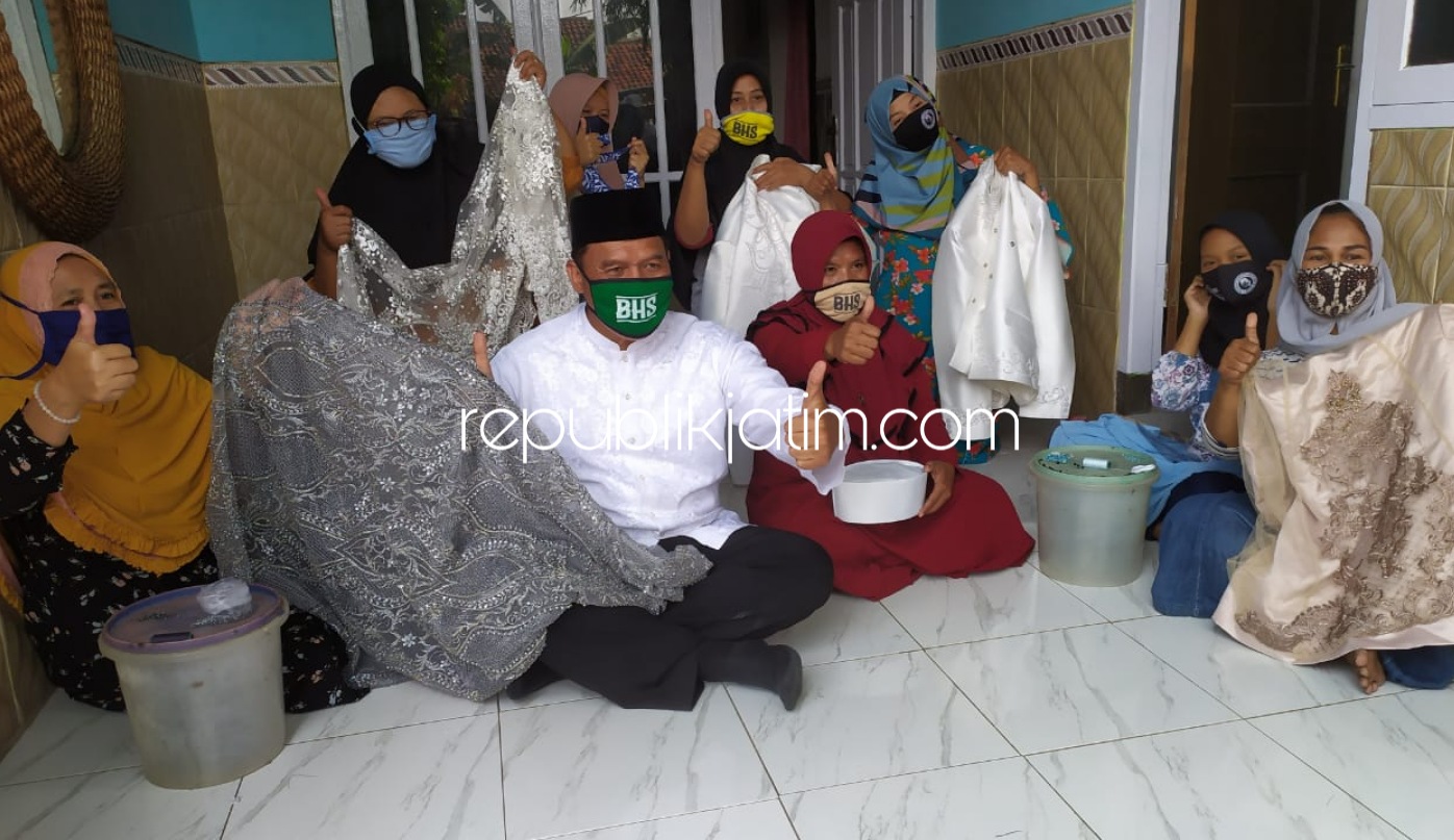 DIALOG - Bacabup Bambang Haryo Soekartono (BHS) saat berdialog dengan perajin pemasangan payet, Ny Nurul Chomsah dan sejumlah perajin lainnya di Desa Pagerwojo, Kecamatan Buduran, Sidoarjo yang mengeluhkan permodalan dan bimbingan, Rabu (29/07/2020).