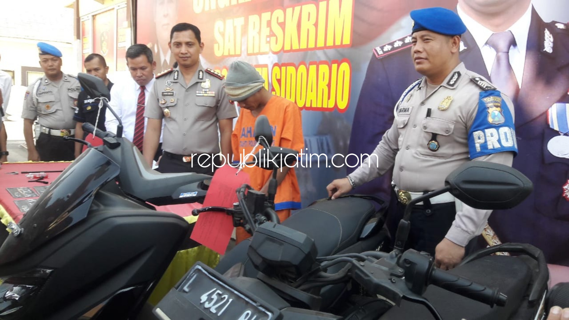 RESIDIVIS - Tersangka residivis kasus curanmor, Muhammad Syamsul Arifin (24) warga Dusun Gedongsari, Desa Labruk Kidul, Kecamatan Sumbersuko, Lumajang ditembak kakinya saat penangkatan anggota Reskrim, Polresta Sidoarjo, Senin (29/07/2019).