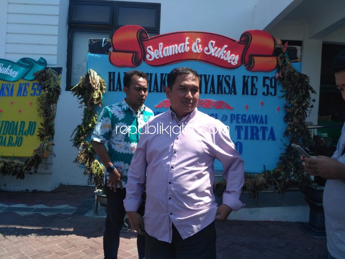 KETERANGAN - Ketua Bidang Umum dan Perlengkapan Komite Nasional Indonesia (KONI) Sidoarjo, Abdul Wahab mendatangi Kejari Sidoarjo untuk memenuhi panggilan pemeriksaan tim penyidik Kejari Sidoarjo, Senin (29/07/2019). 