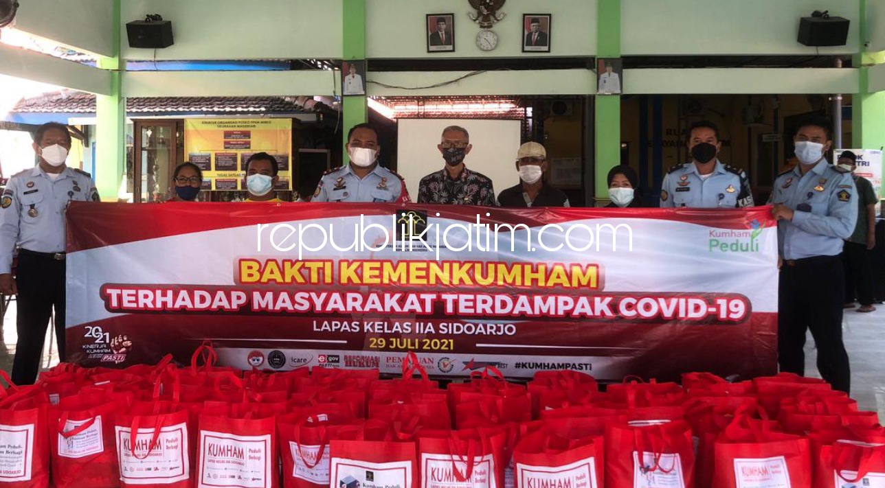 BANTUAN - Lapas Sidoarjo berkolaborasi dengan Kelurahan Magersari, Kecamatan Sidoarjo untuk menyalurkan bantuan sembako bagi masyarakat terdampak Covid-19 dari Kemenkumham Jatim, Kamis (29/07/2021).