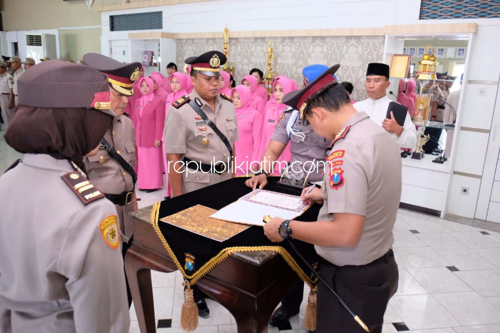 SERTIJAB - Kapolresta Sidoarjo, Kombes Pol Zain Dwi Nugroho memimpin sertijab Kapolsek Taman dari Kompol Samirin ke AKP Himmawan Setiawan di Aula Bharadaksa, Senin (29/07/2019).
