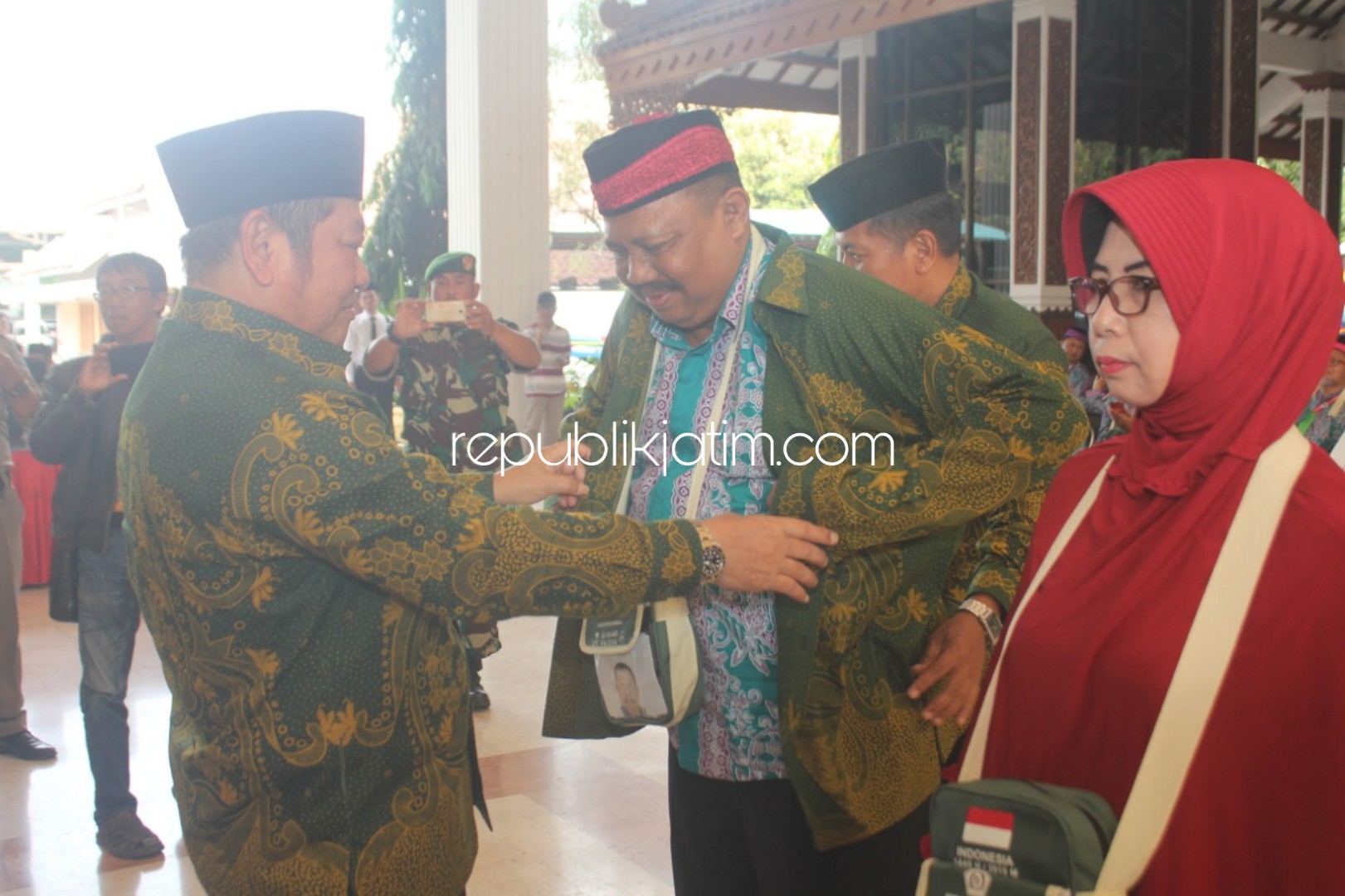 SERAGAM - Bupati Sidoarjo, Saiful Ilah memakaikan baju batik seragam Calon Jamaah Haji (CJH) secara simbolis di Pendopo Delta Wibawa, Minggu (28/07/2019) sore.