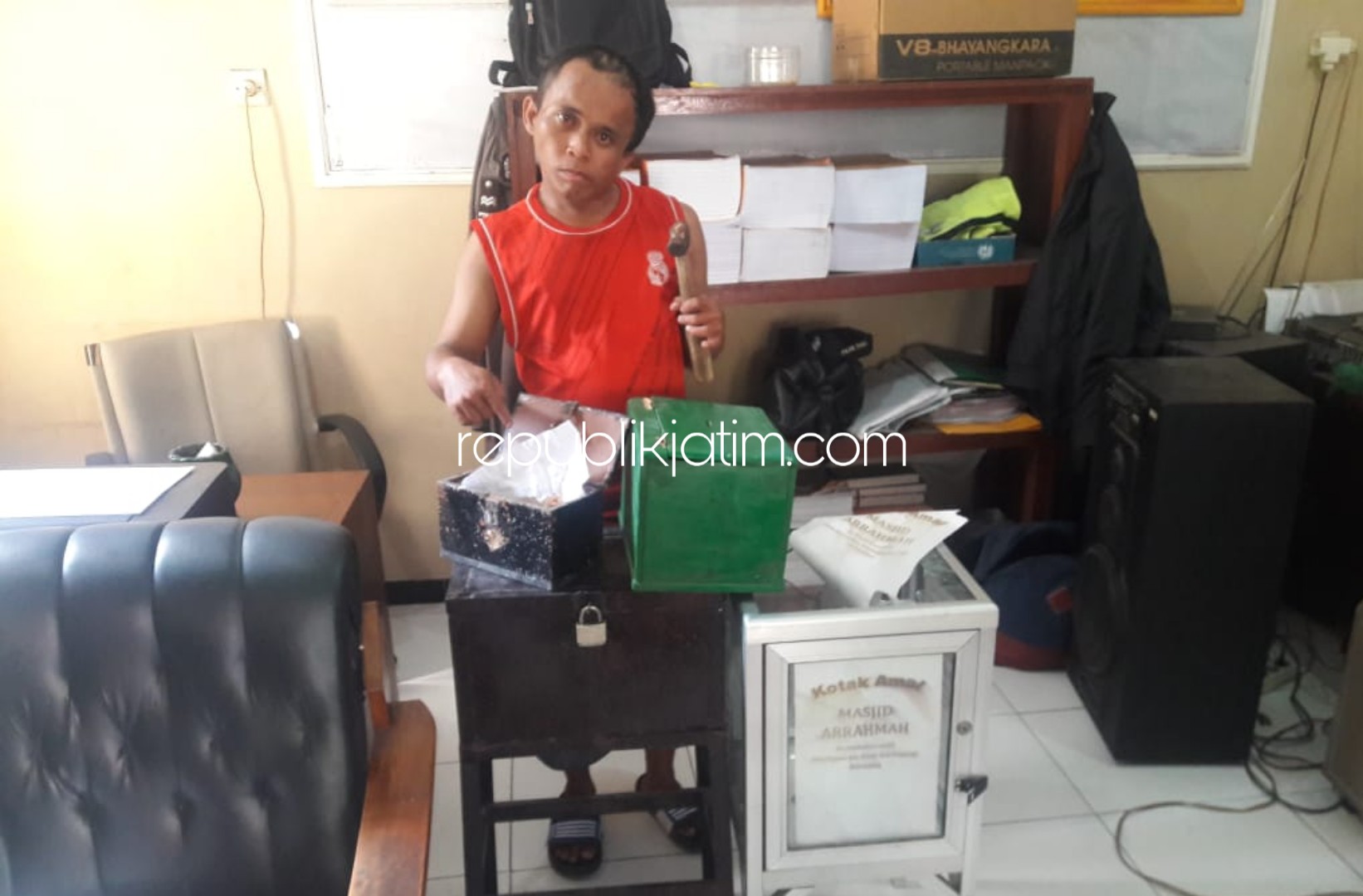 TERTANGKAP - Tersangka pencurian kotak amal masjid, Rep alias Tkl (27) pengangguran asal Desa Pijeran, Kecamatan Siman, Ponorogo beserta barang buktinya, Senin (29/07/2019).