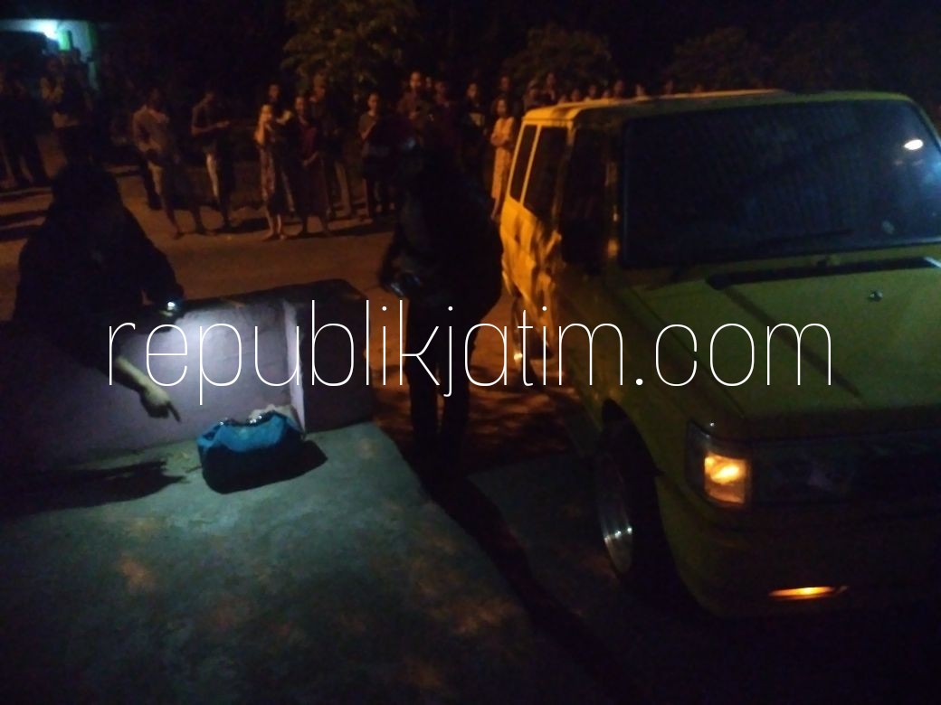 DIKIRA BOM - Tas warna biru yang dikira berisi bom menjadi tontonan warga sekitar dijinakkan tim Jihandak Gegana Satuan Brimob Polda Jatim berisi perangkat salat, Sabtu (28/07/2018) malam.