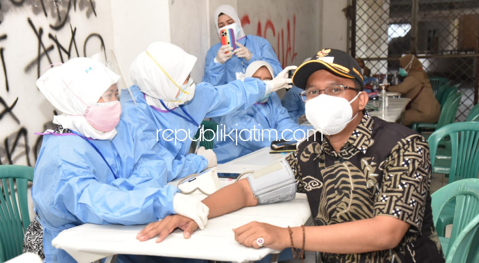 VAKSIN - Bupati Sidoarjo, Ahmad Muhdlor Ali (Gus Muhdlor) bersama jajaran Forkopimda Sidoarjo meninjau vaksinasi massal Covid-19 di Stadion Gelora Delta Sidoarjo Kamis (29/07/2021). 
